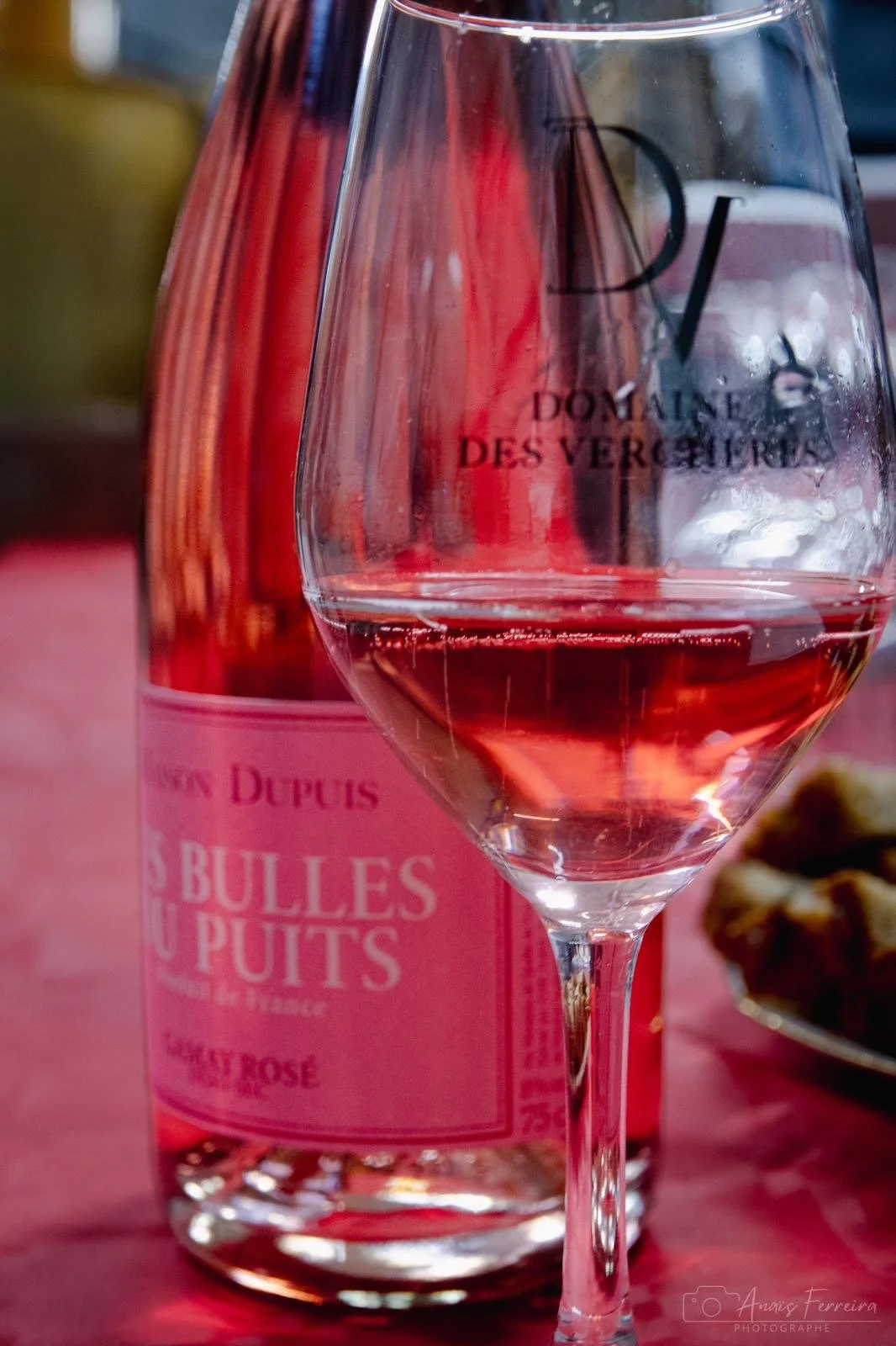 Verre des Bulles Du Puits accompagné de sa bouteille.