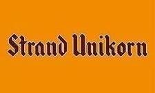 Tekstbilde med oransje bakgrunn og svart skrift som sier 'Strand Ukikorn'.