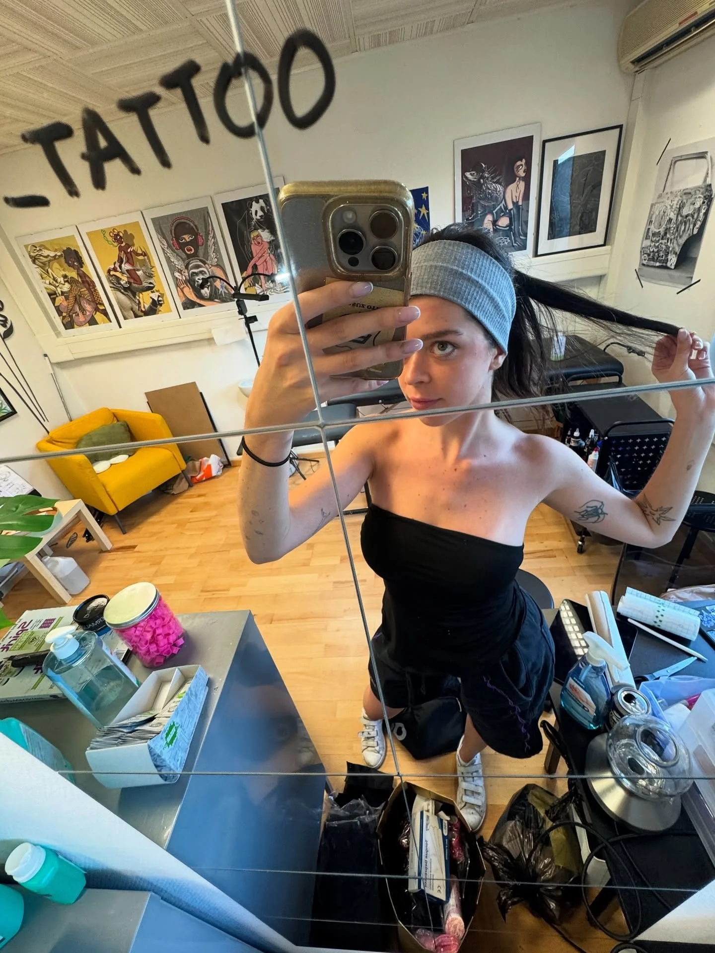 Je suis malade j&rsquo;ai pas de motivation pas de dessins ni de tattoos a vous montrer alors profitez de cette s&eacute;lection exceptionnelle de selfies au studio. 

Merci
&Agrave; bient&ocirc;t j&rsquo;esp&egrave;re avec du contenu plus int&eacute