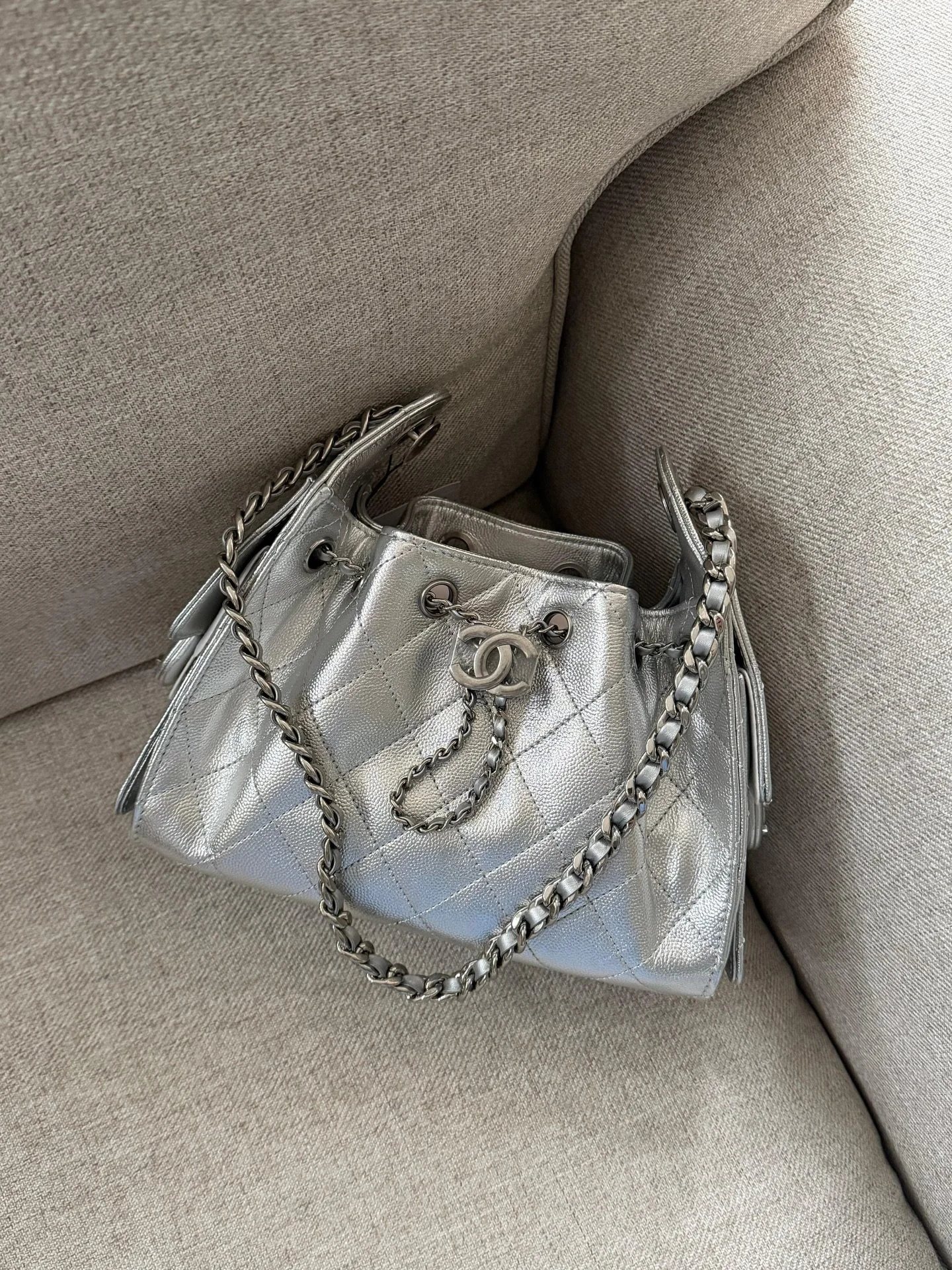 Chanel 25s always on my mind 💬

Are you team mini or small? 💌