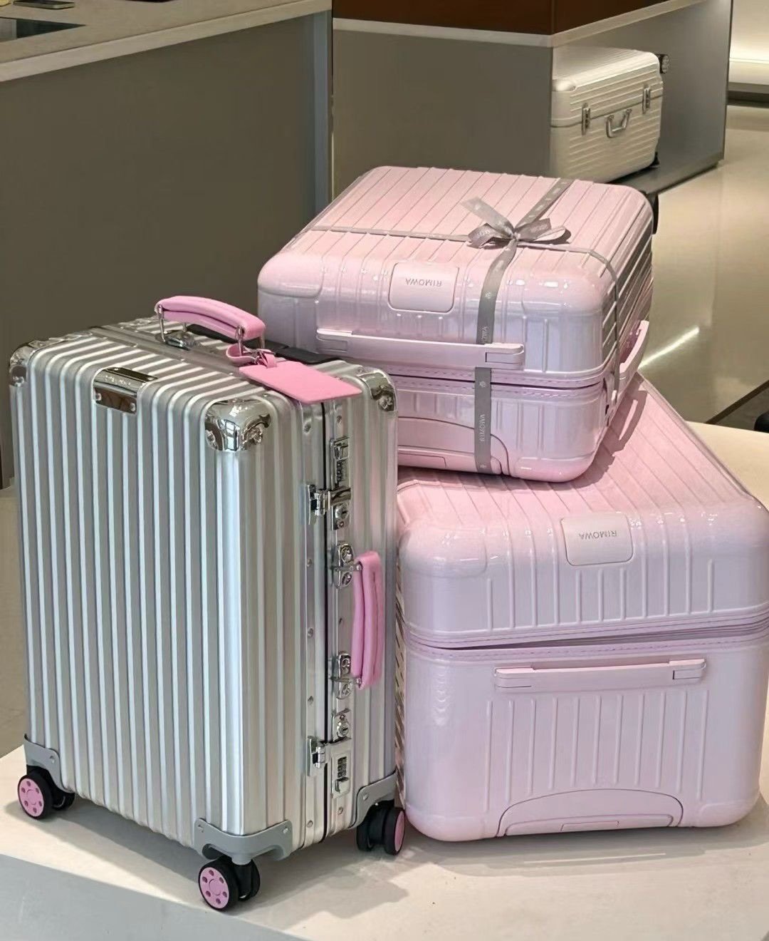 Obsessed with anything Rimowa &amp; pink 😍🎀 &amp; it&rsquo;s the perfect Valentine&rsquo;s Day gift 💗

💌 DM or WhatsApp to shop