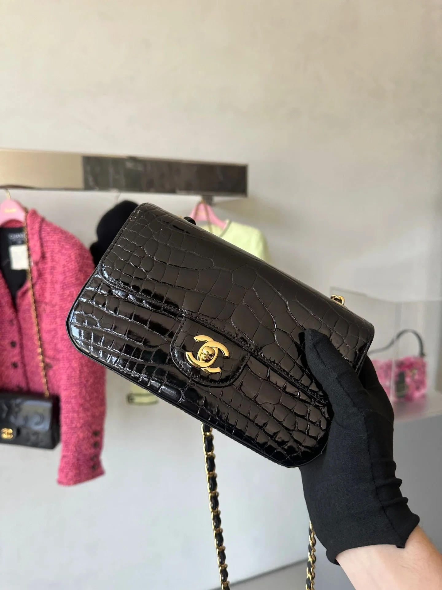 Because sometimes a little vintage is all you need !

💌 DM or WhatsApp to secure these treasures ✨