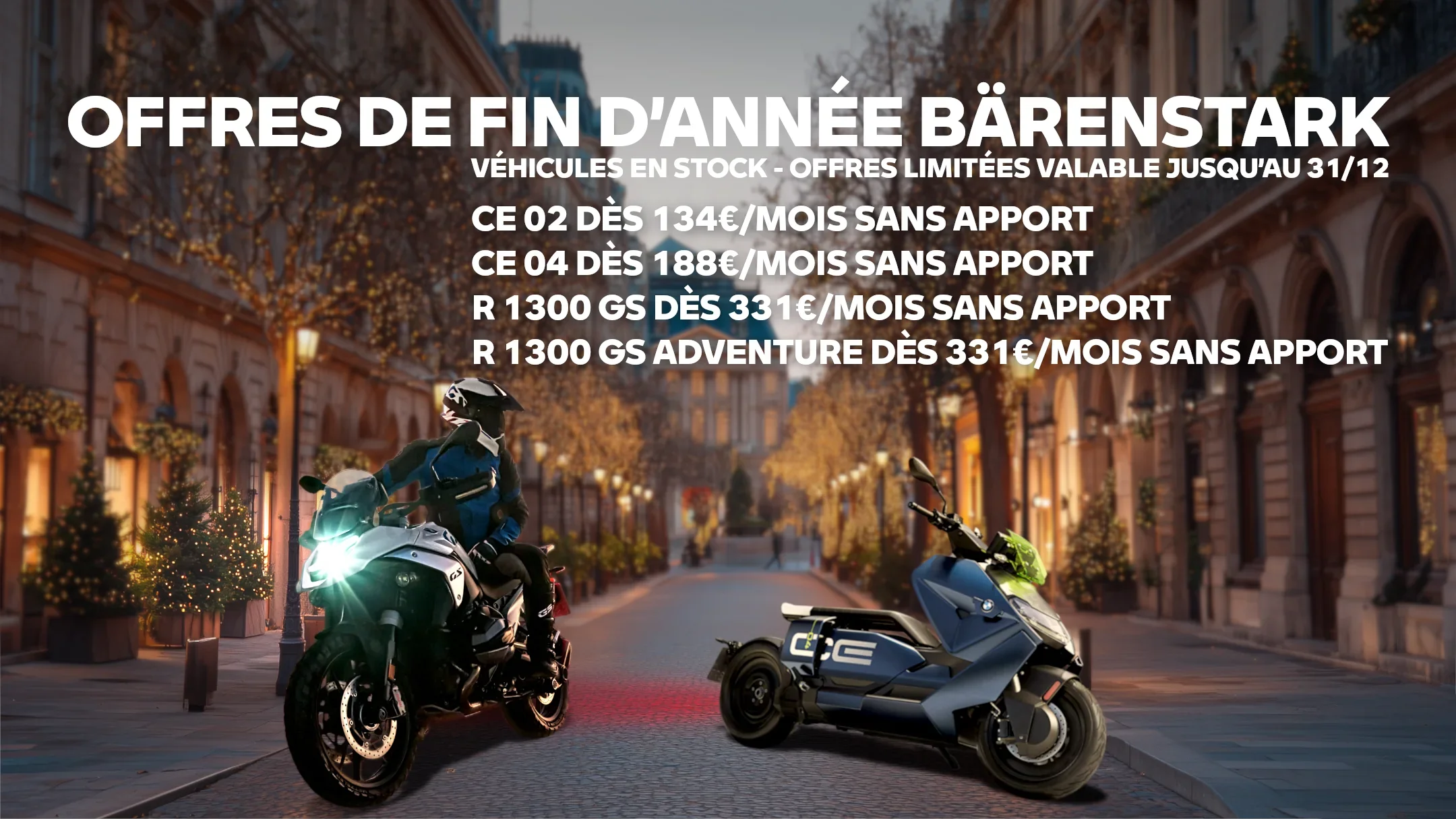 Une motard chevauchant une moto BMW R 1300 GS 2025 blanche regarde un scooter électrique BMW CE 04 bleu 2025 dans une rue de Paris décorée pour les fêtes de fin d'année