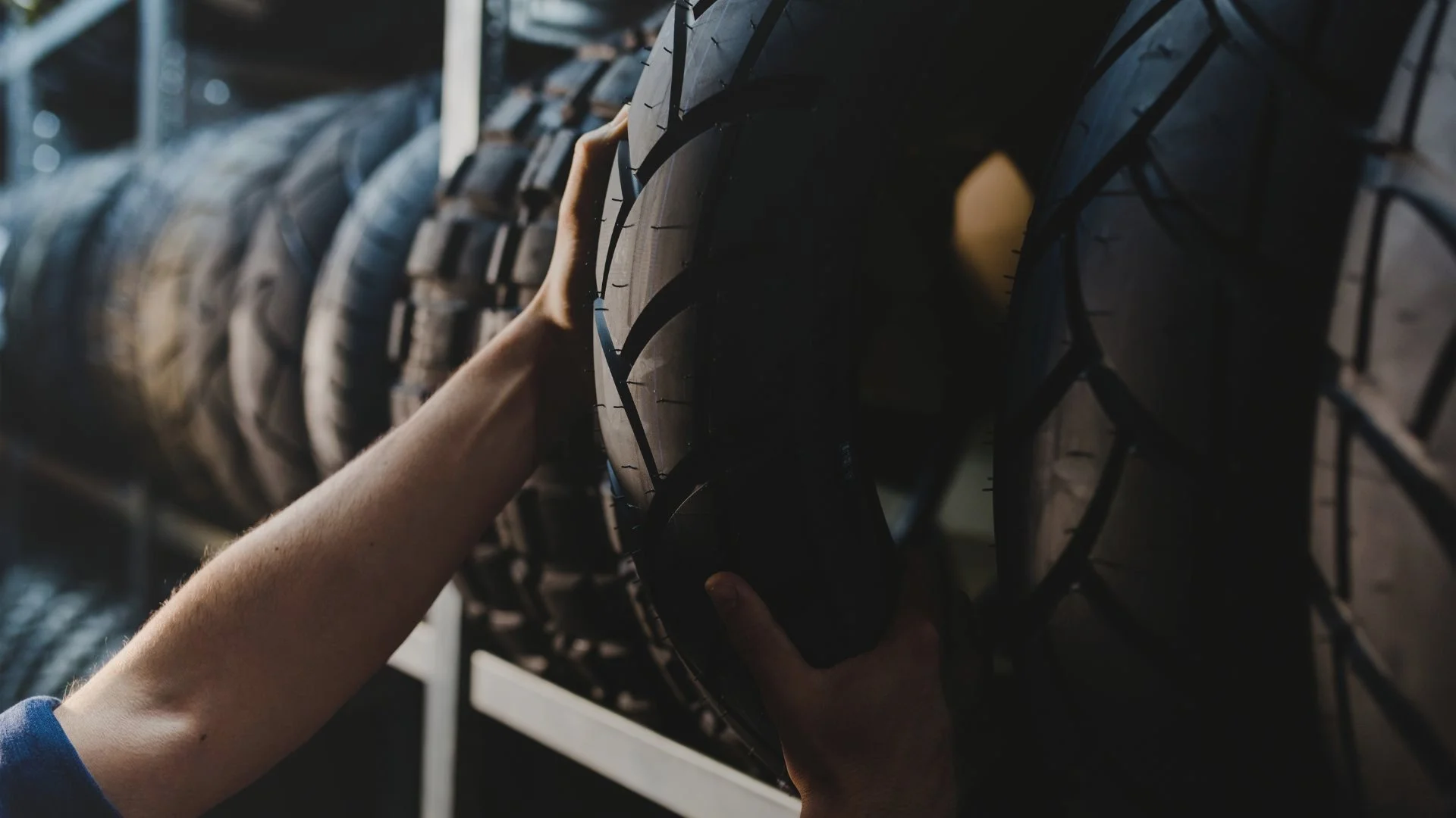 Photos de pneus de motos sur un rack