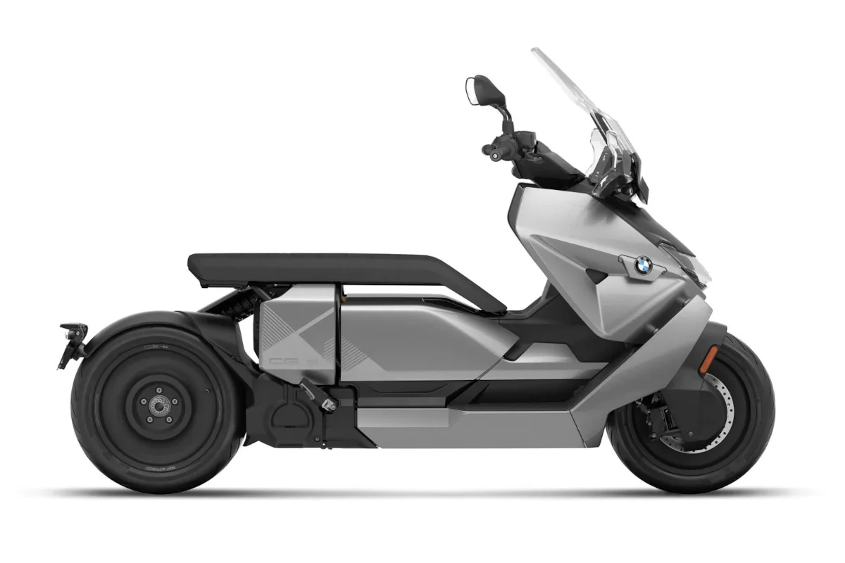 Photo de profil d'un scooter CE 04