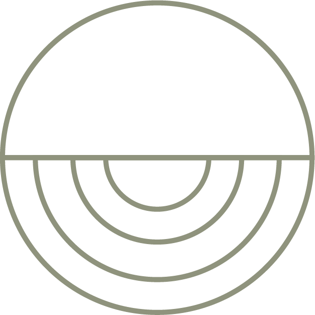 Een ijshockeypuck op een ijshockeyscheidsrechter of -bord