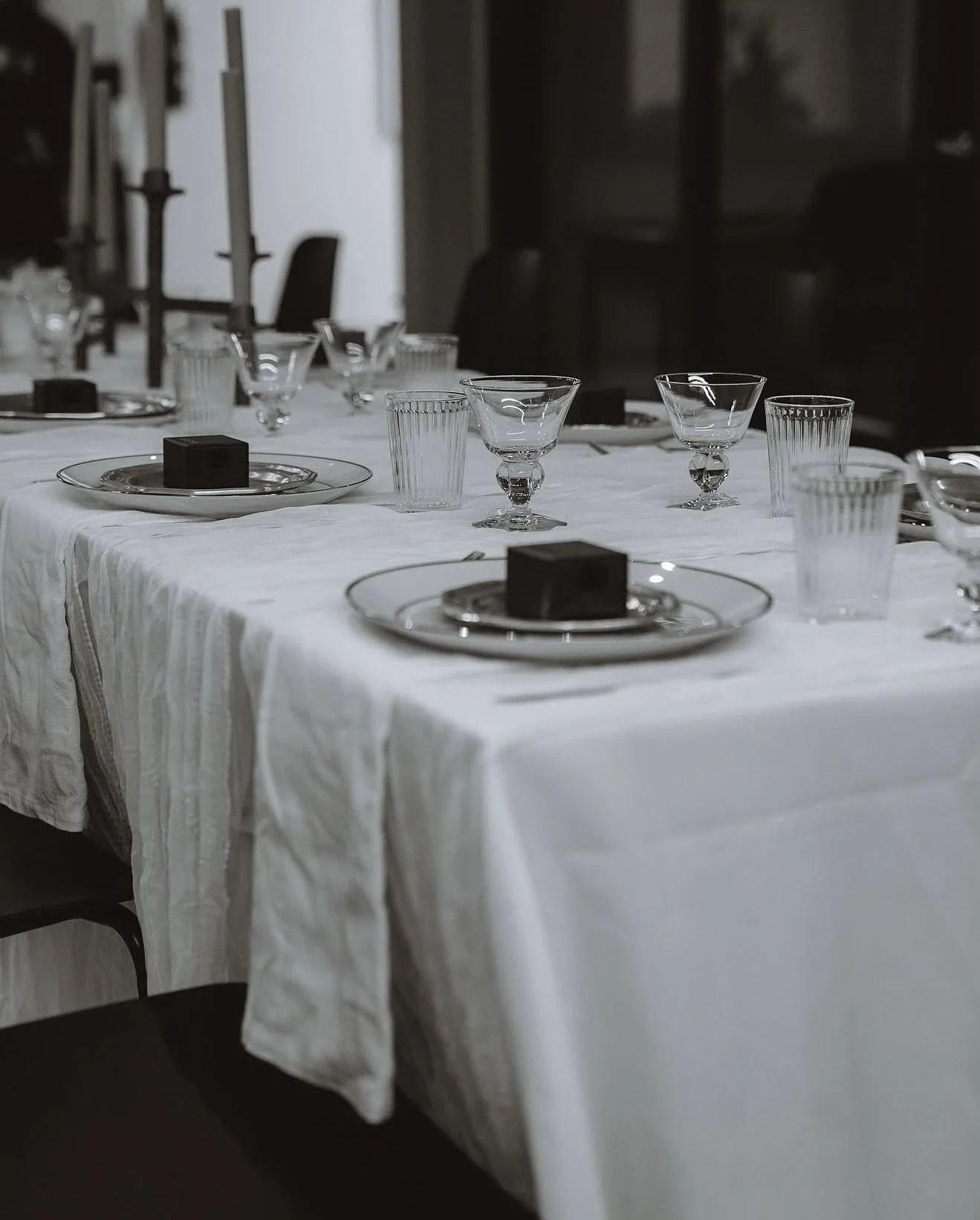 Scenes from the beautiful @gioia.collection launch dinner. A night of artful detail and intention. 🍸

The table featured a selection of vintage pieces from our collection:
✨ Cream and silver-rimmed porcelain dinner plates
✨ French pewter dessert pla