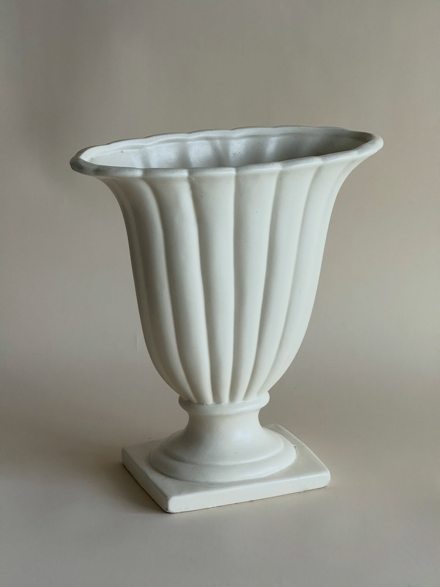 A quiet favorite from the Anniversary Collection. A fluted vase, graceful in its simplicity. Perfect as a vessel for blooms, branches, or simply as it is. A statement in form and texture.🏺

Still available to shop🦢 $35