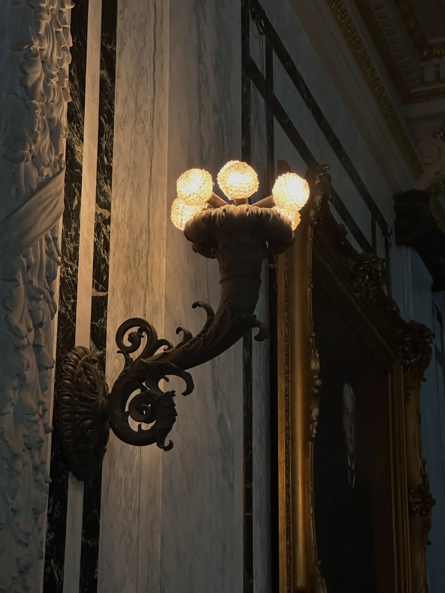 The way a room glows is everything. This light at the Flagler Museum felt like a story✨warm, layered, inviting. Especially this time of year, light becomes the atmosphere we gather inside of.

@flaglermuseum