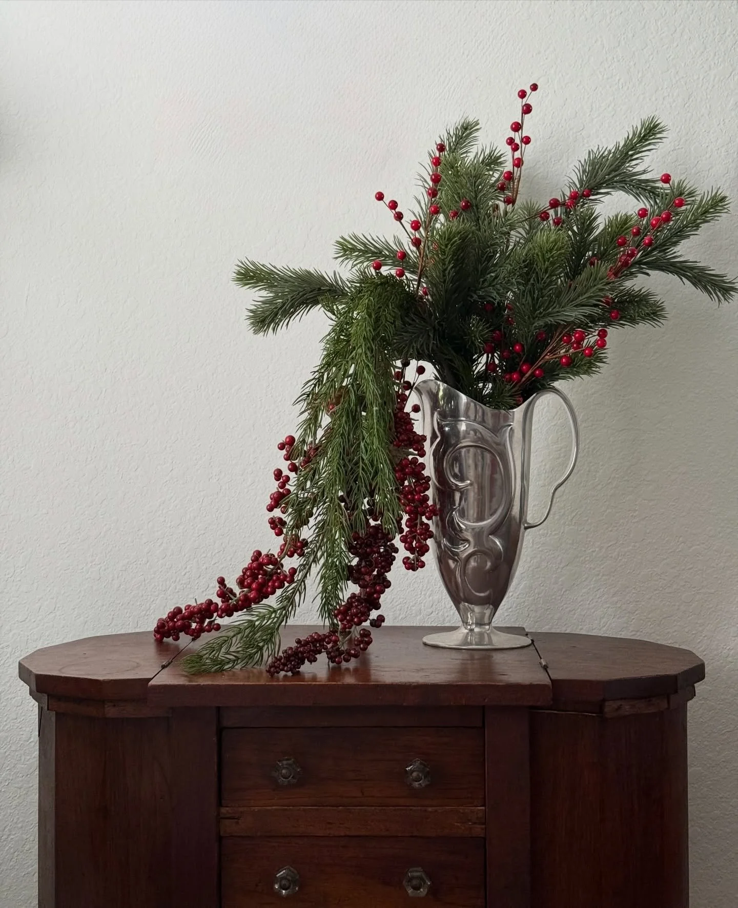 A little winter greenery, a little vintage shine🌲