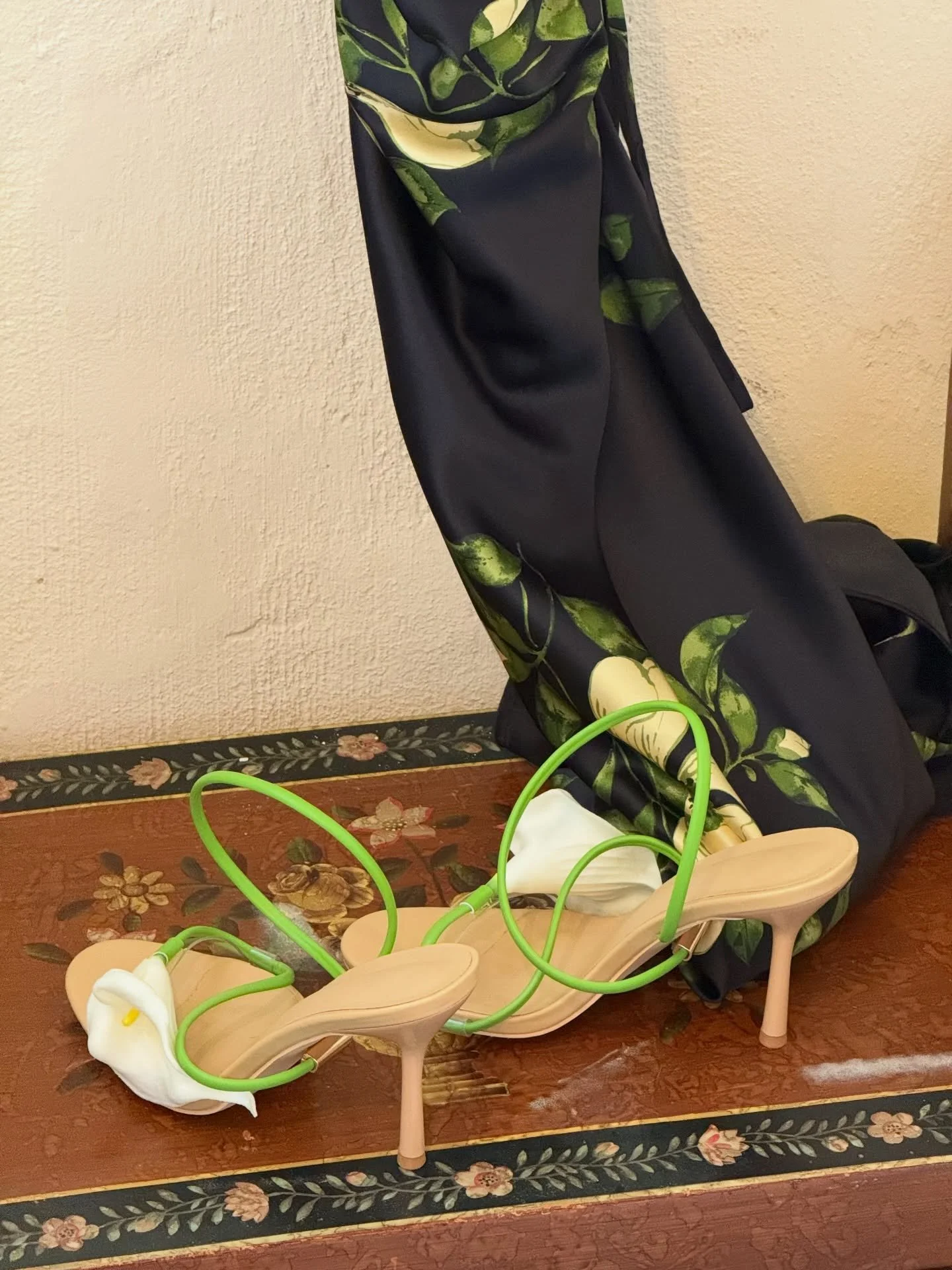 Details of being a matron of honor 🌿 Which is a big hint for a very special project I&rsquo;m working on with an amazing vintage shop 🦢🤍 stay tuned!