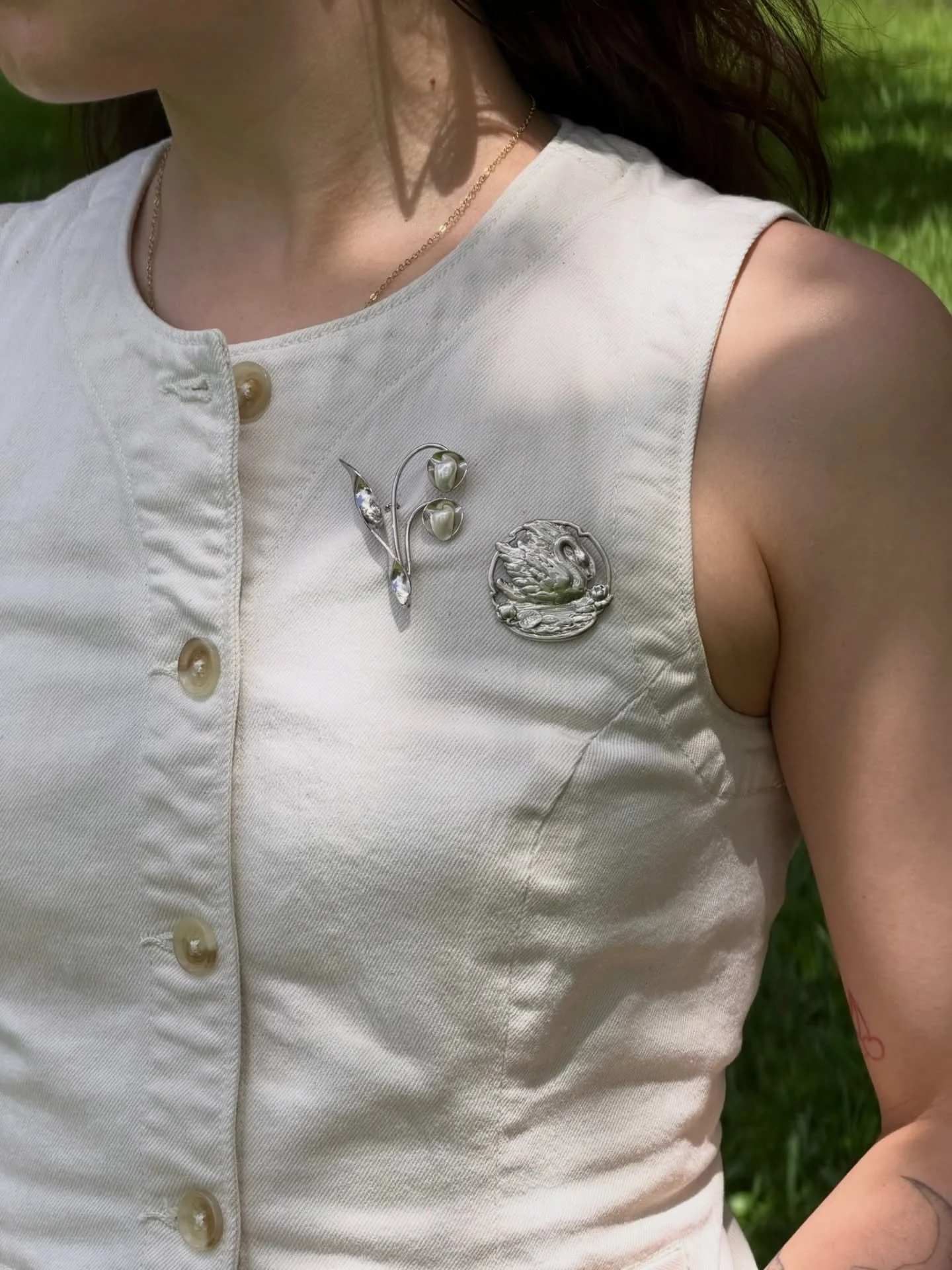 A swan glides across still water🦢

This vintage Art Nouveau brooch captures that moment in sterling silver, framed by soft curves of water lilies and organic movement characteristic of the era. A piece that feels both sculptural and poetic.

We were