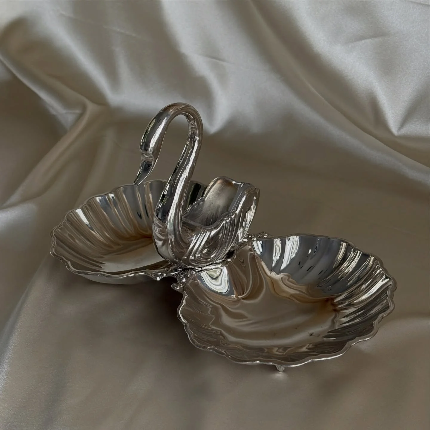 Swans have long represented devotion.🦢

This vintage silver-plated swan dish feels like a small sculpture of that sentiment, thoughtfully designed with shell-shaped bowls and delicate detailing that reflects light with a soft glow.

We were drawn to