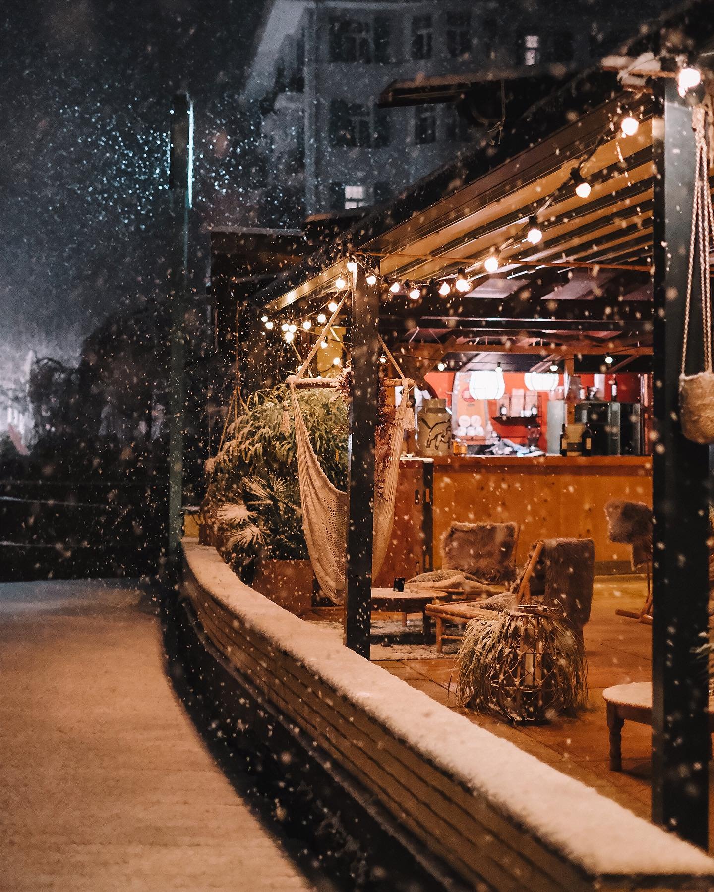 First snowfall at TerrasSee Winter Edition❄️
Fondue nights just hit a whole new level🫕
And for anyone who&rsquo;s into pow surfing or snowboarding &mdash; we always have a few handmade S&ouml;rfbr&auml;tt ( @surfbraett ) boards here on display🏔️Com