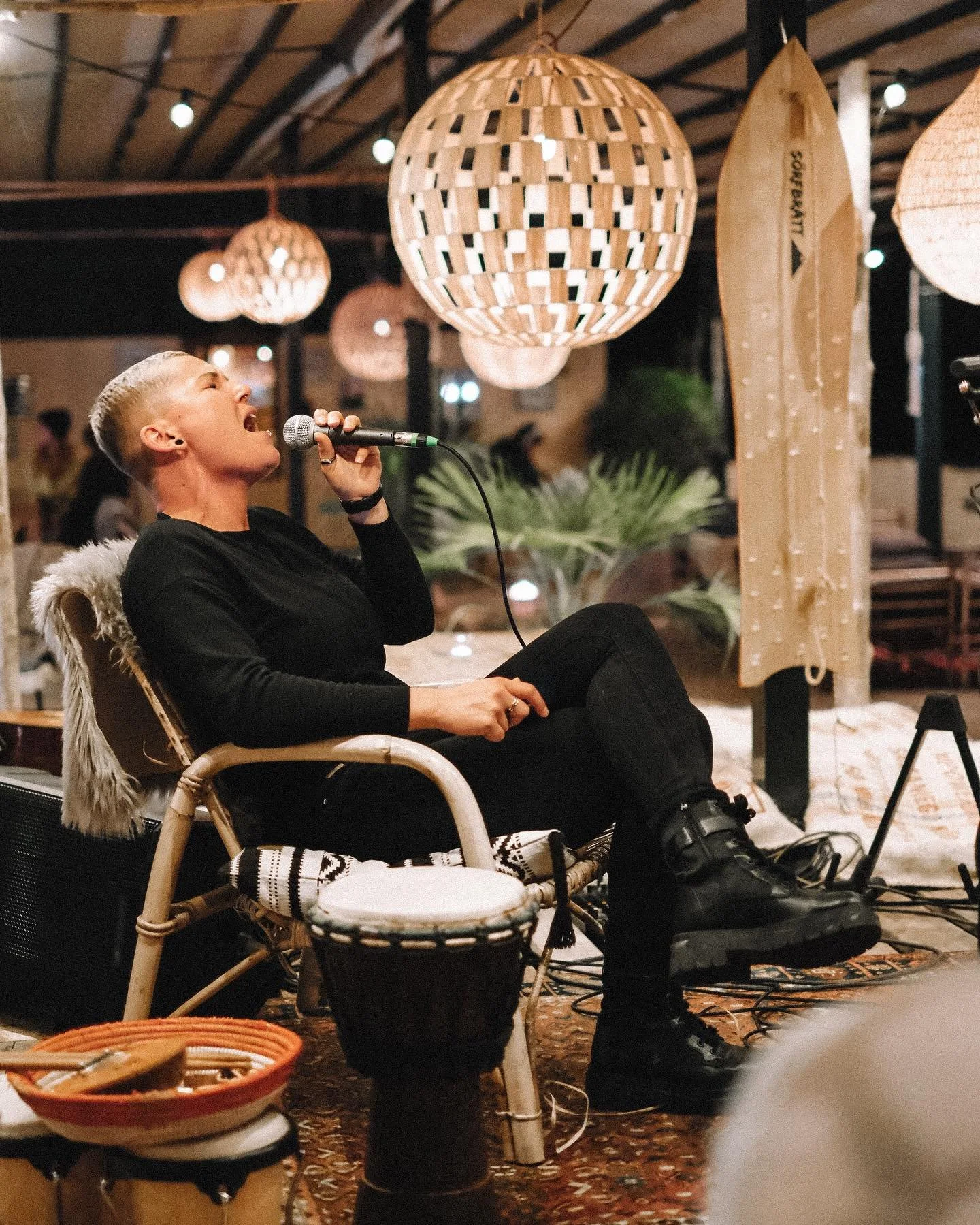 Last Saturday our fondue terrace turned into a little music haven. Warm lights, good vibes, guitars, drums, and voices filling the room &mdash; and a crowd that made it all feel special ✨

A huge thank you to everyone who came to play, sing, listen, 