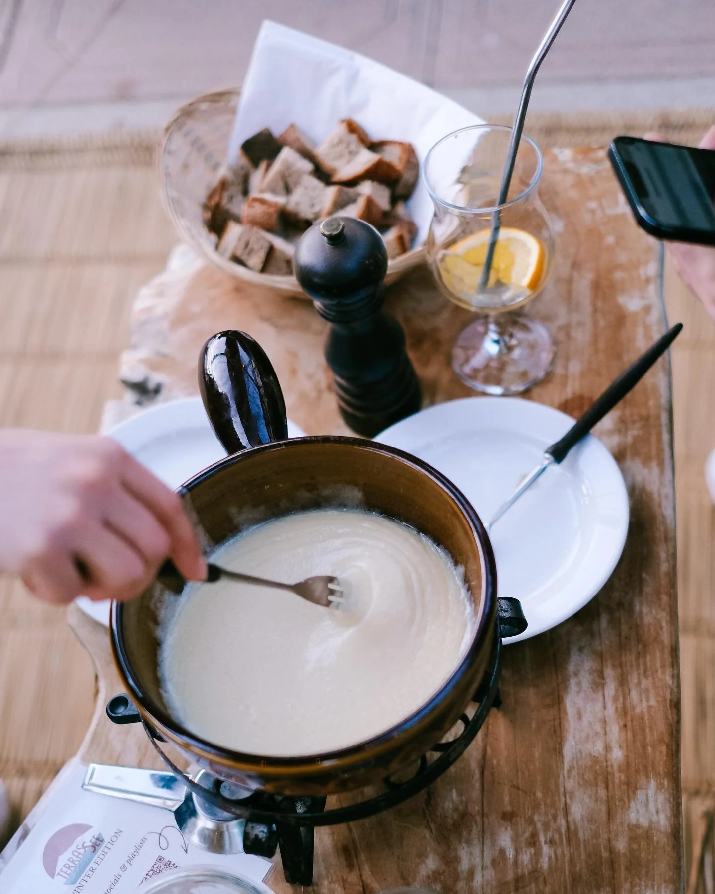 Winter came back&hellip; and honestly, we&rsquo;re not mad about it ❄️

Snow falling, cozy lights, and a hot Gingerbomb to warm you up + a fondue to share 🫚🍹🫕 Sounds like the perfect winter day, right?
Tag the person you&rsquo;d bring with you 👇
