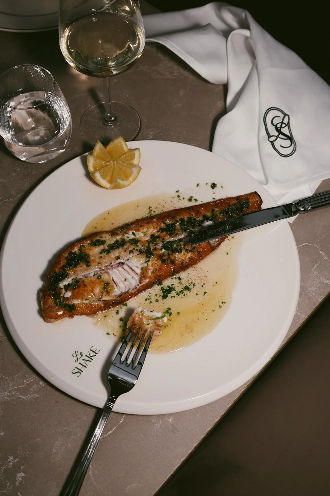 Sole sur une assiette