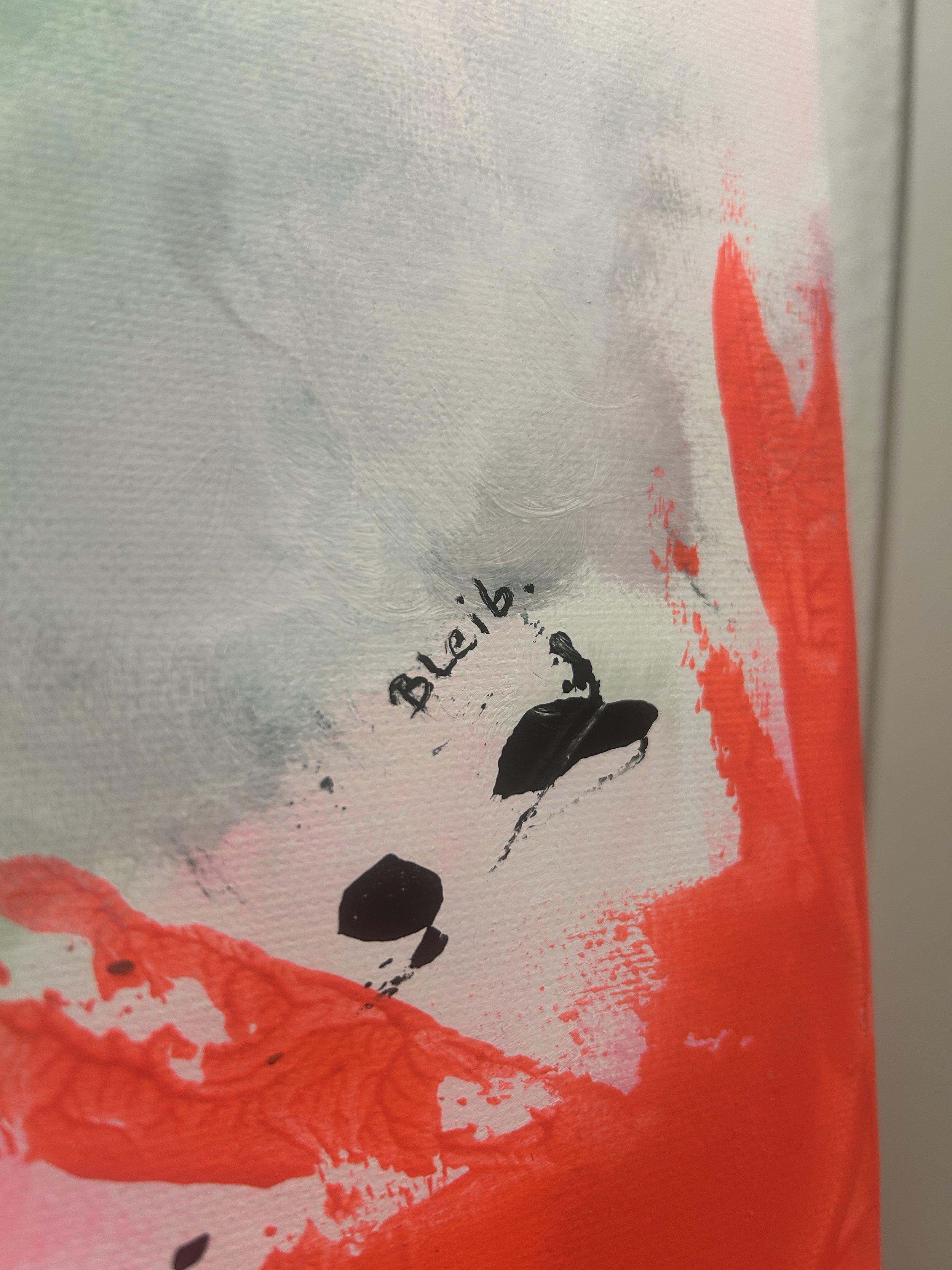 Abstrakte Kunst mit roten, schwarzen und grauen Pinselstrichen auf weißem Hintergrund.