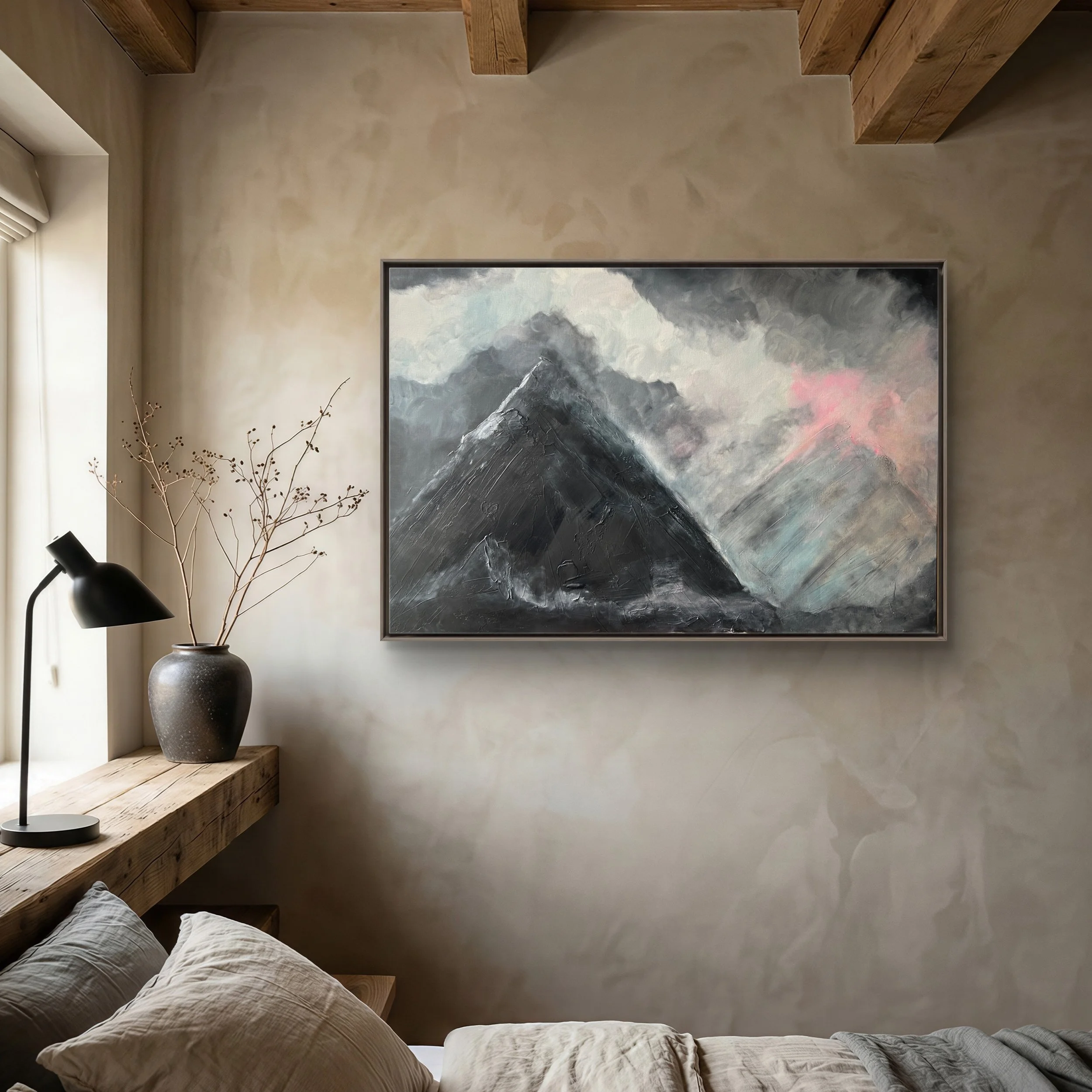 Ein modernes Schlafzimmer mit einer großen abstrakten Bergmalerei an der Wand, einem Bett mit weißen Kissen, einem Holzfensterbank mit einer schwarzen Schreibtischlampe und einer Vase mit Zweigen.