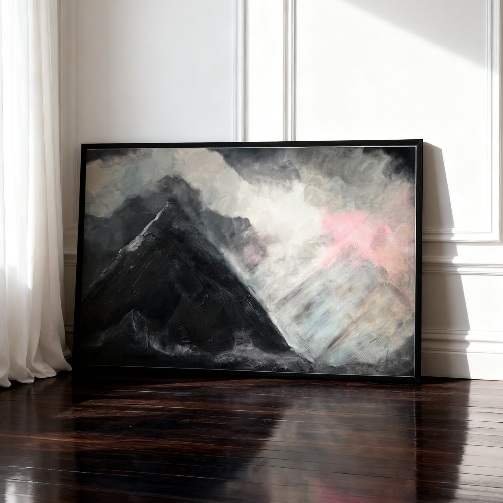 Ein großes, modernes Gemälde von einer Berglandschaft mit dunklen und hellen Wolken, das auf dem Boden in einem hellen Raum mit weißen Wänden und dunklem Holzboden liegt.