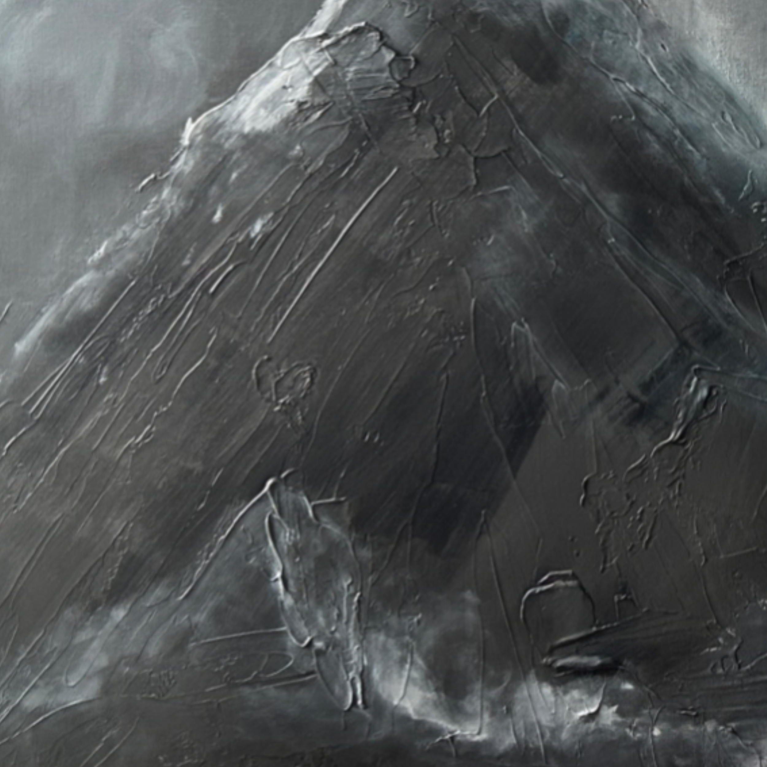 Nahaufnahme einer dunklen, strukturierte Oberfläche mit sichtbaren Kratzern und dünnen weißen Linien.