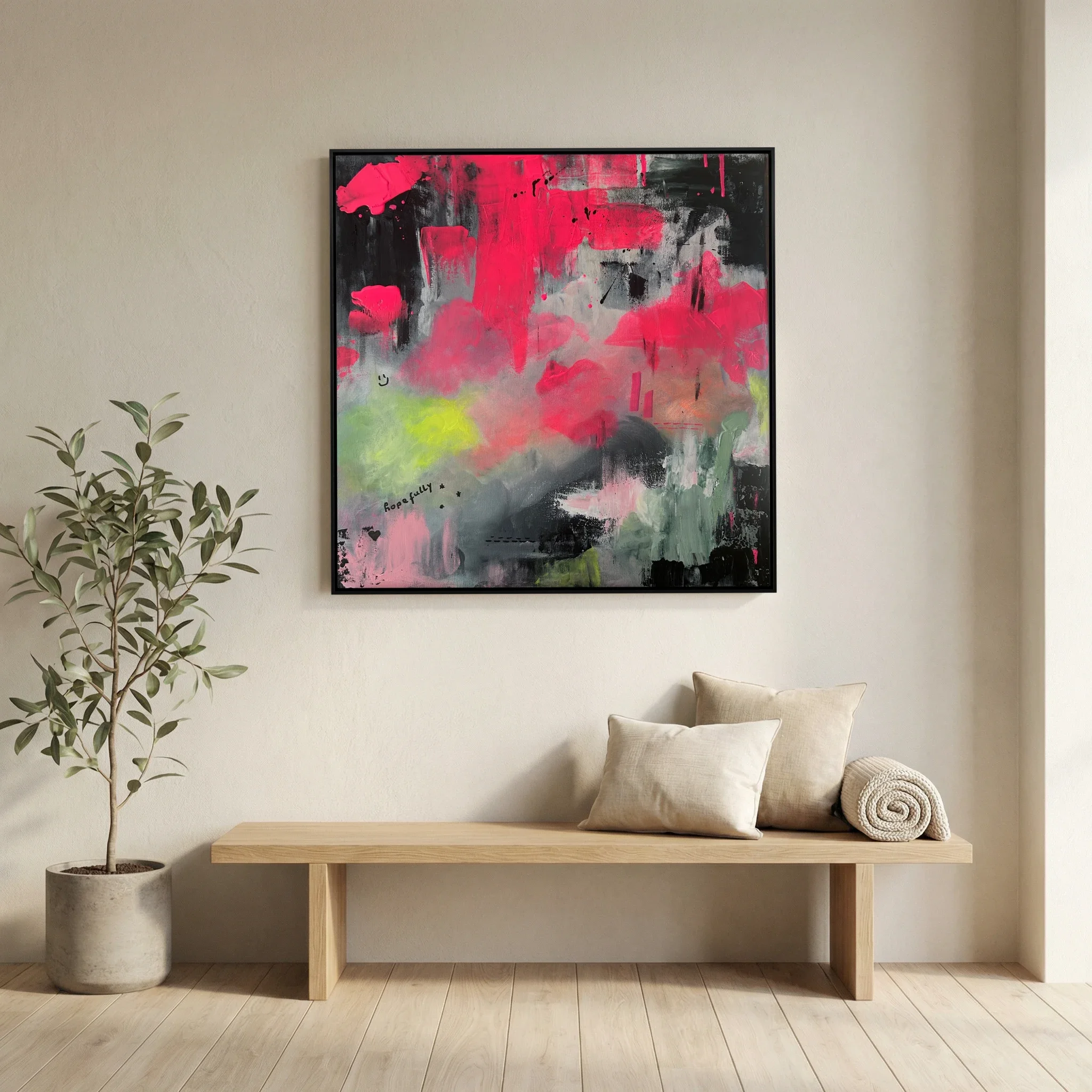 Ein heller Raum mit einer großen, abstrakten Gemälde an der Wand, einem Holzregal mit Kissen und Decke, eine Pflanze in einer Vase auf dem Boden.
