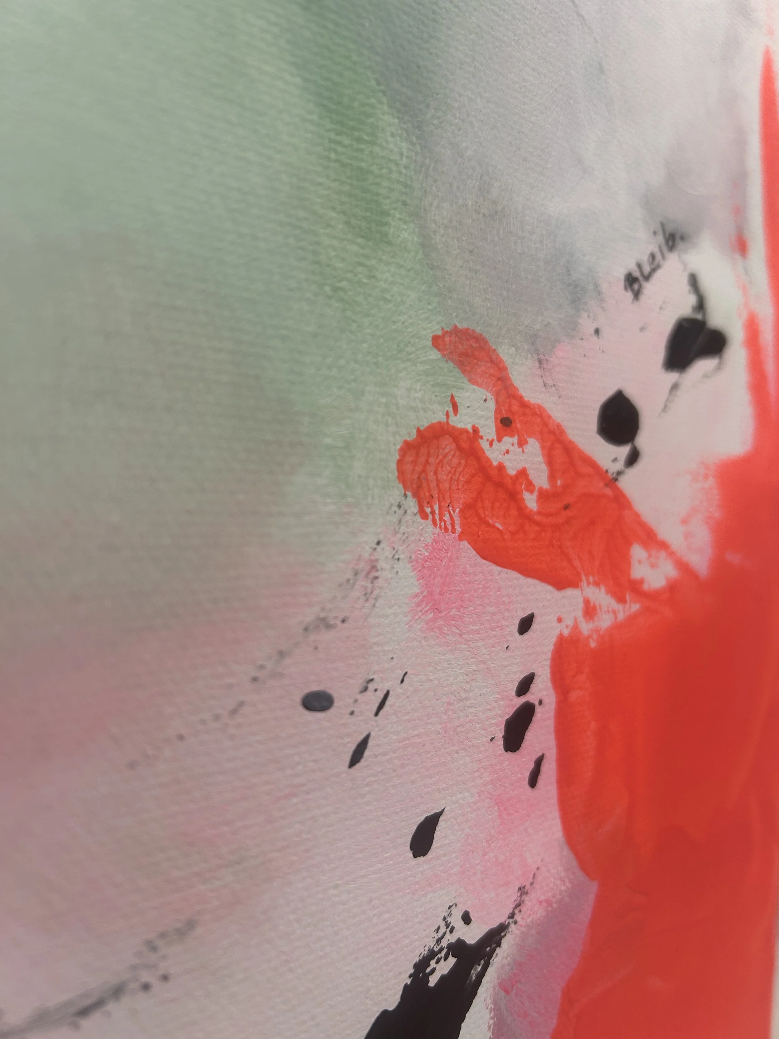 Abstrakte Kunst mit roten, schwarzen und grauen Farbklecksen und Pinselstrichen auf einer Leinwand