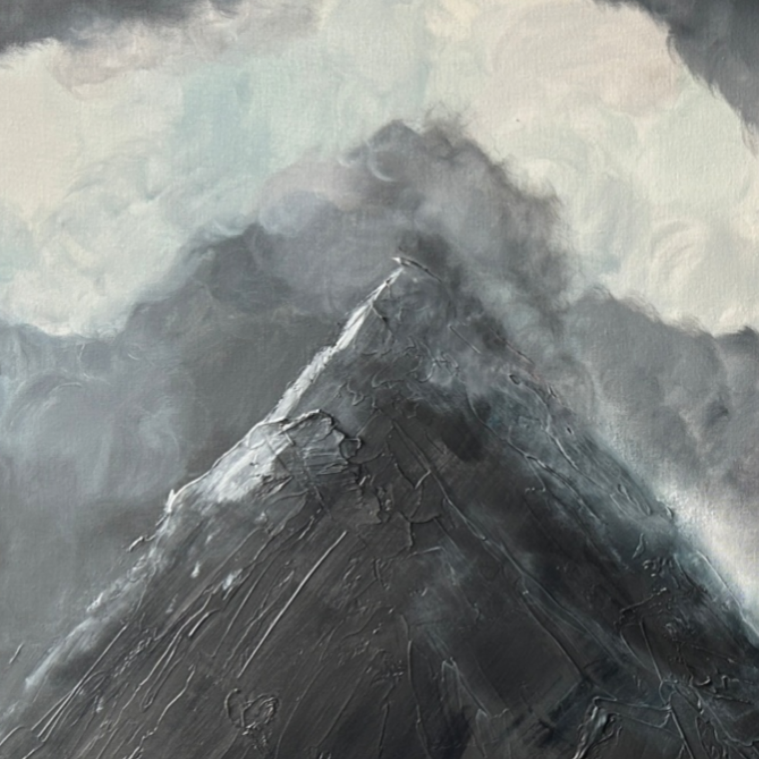 Ein Vulkan, der Rauch und Asche ausstößt, mit dunklen Wolken am Himmel.