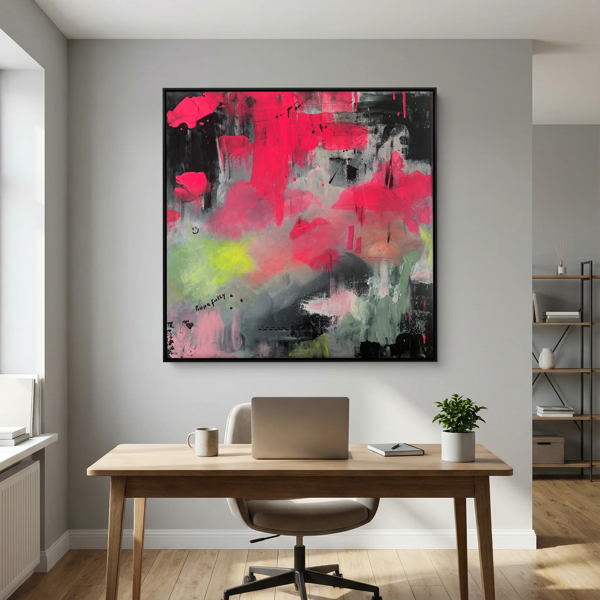 Ein moderner Arbeitsbereich mit einem Holztisch, einem Laptop, einer Tasse, einer Pflanze und einem abstrakten Kunstwerk an der Wand.
