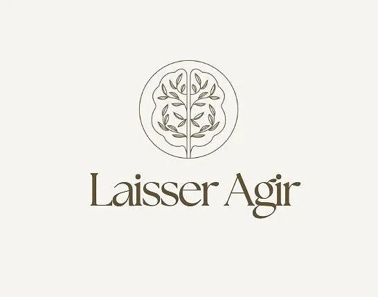 Laisser agir les séances - Neurovital - Neurofeedback dynamique Une personne vue de dos, levant les bras pour former un cœur avec ses mains, près d'un lac entouré d'arbres, sous un ciel bleu.