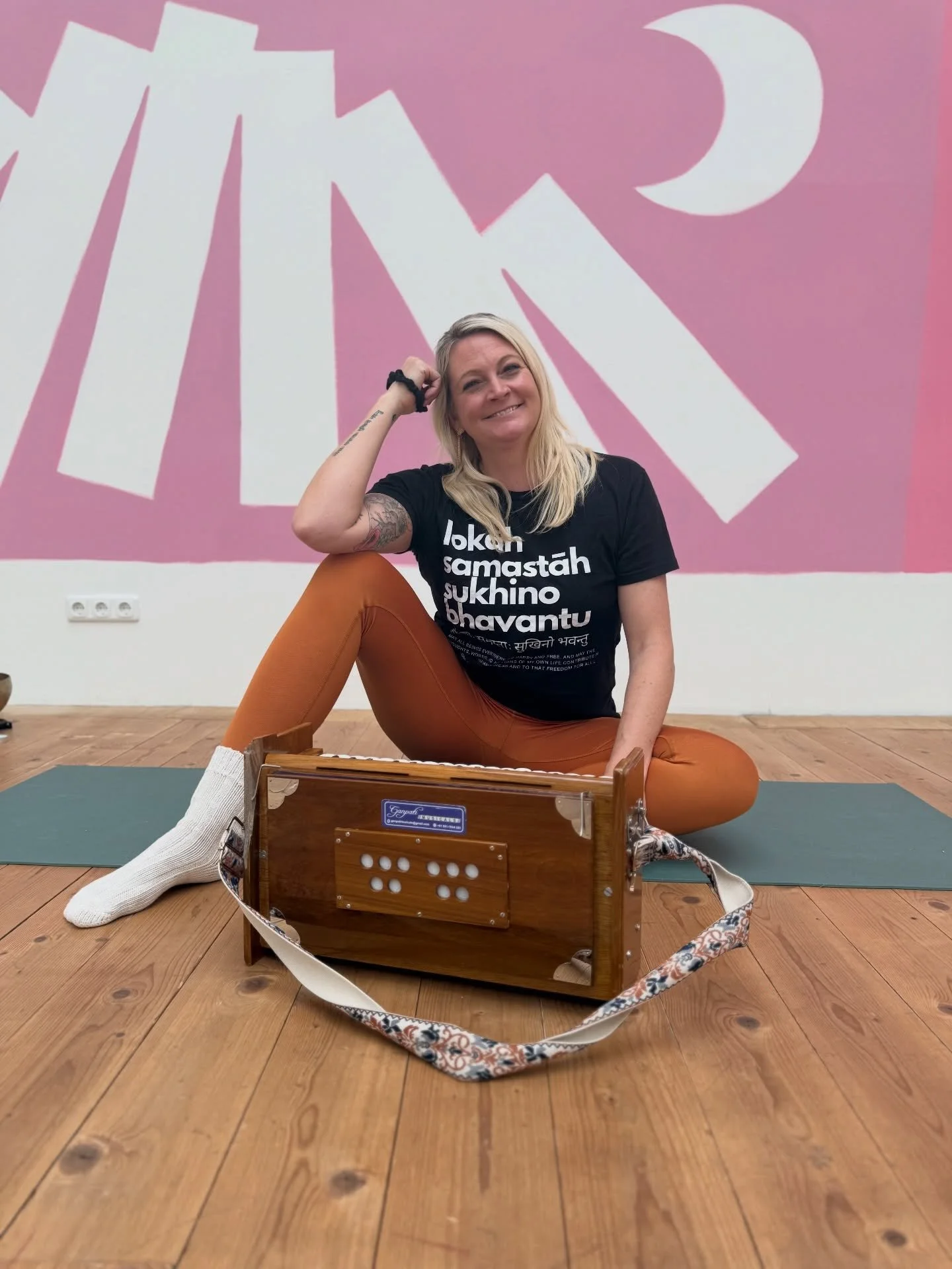 Gerade f&uuml;hlt sich vieles nach Jahresende an.

Der K&ouml;rper ist m&uuml;de.
Der Kopf voll.
Und irgendwo dazwischen
liegt der Wunsch nach Ruhe.

Die letzten Yoga Klassen
vor der Winterpause.
Kein M&uuml;ssen.
Kein Wollen.

Einfach gemeinsam atme