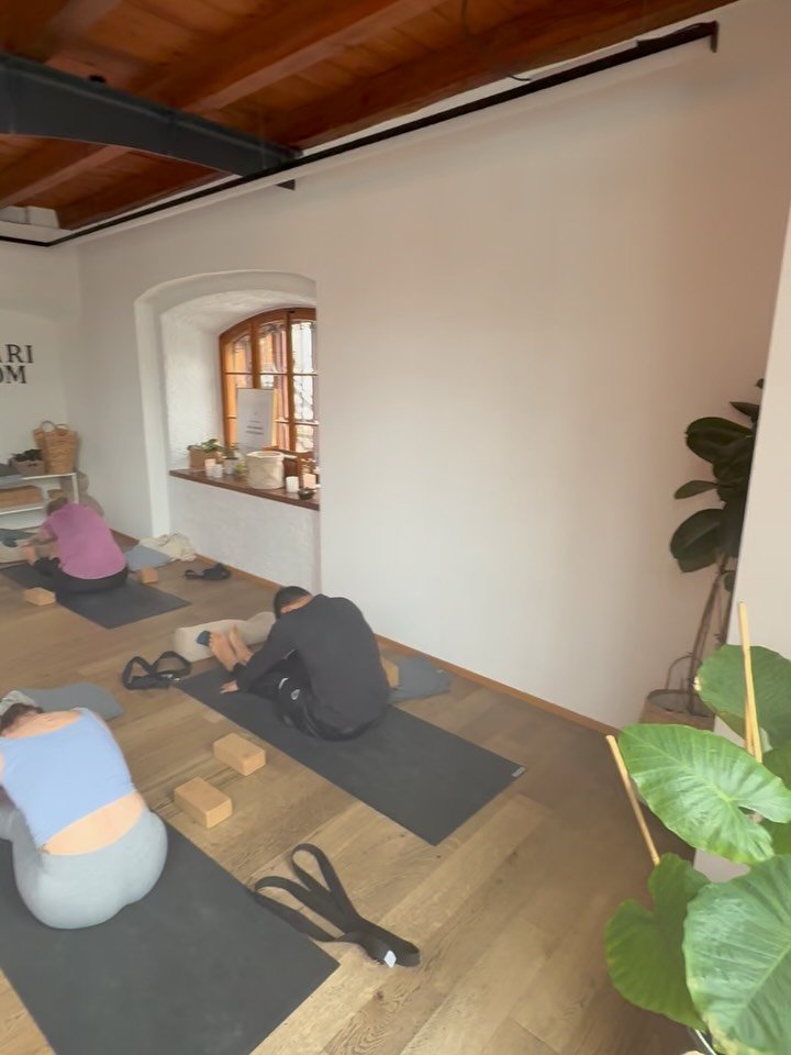 J&auml;nner im Studio &ndash; getragen von Intention

Volle Klassen im Studio.
Bei Guest Teacher Annina wie auch in Michi&lsquo;s Klassen.
Starke Pr&auml;senz. Klare Intention.

Danke f&uuml;r eure Offenheit,
euer Dasein
und die gemeinsame Praxis.

S