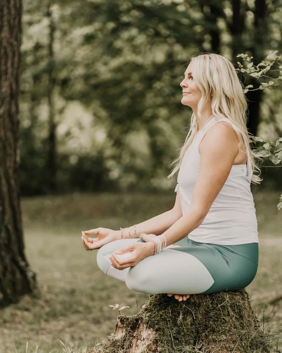 Es f&uuml;hlt sich gerade manchmal ein bisschen schr&auml;g an.

In einer Welt, in der so viel Chaos und Krieg herrscht,
&uuml;ber inneren Frieden zu sprechen, Yoga zu praktizieren
und sich auf die eigene Kraft zu konzentrieren.

Und vielleicht sogar