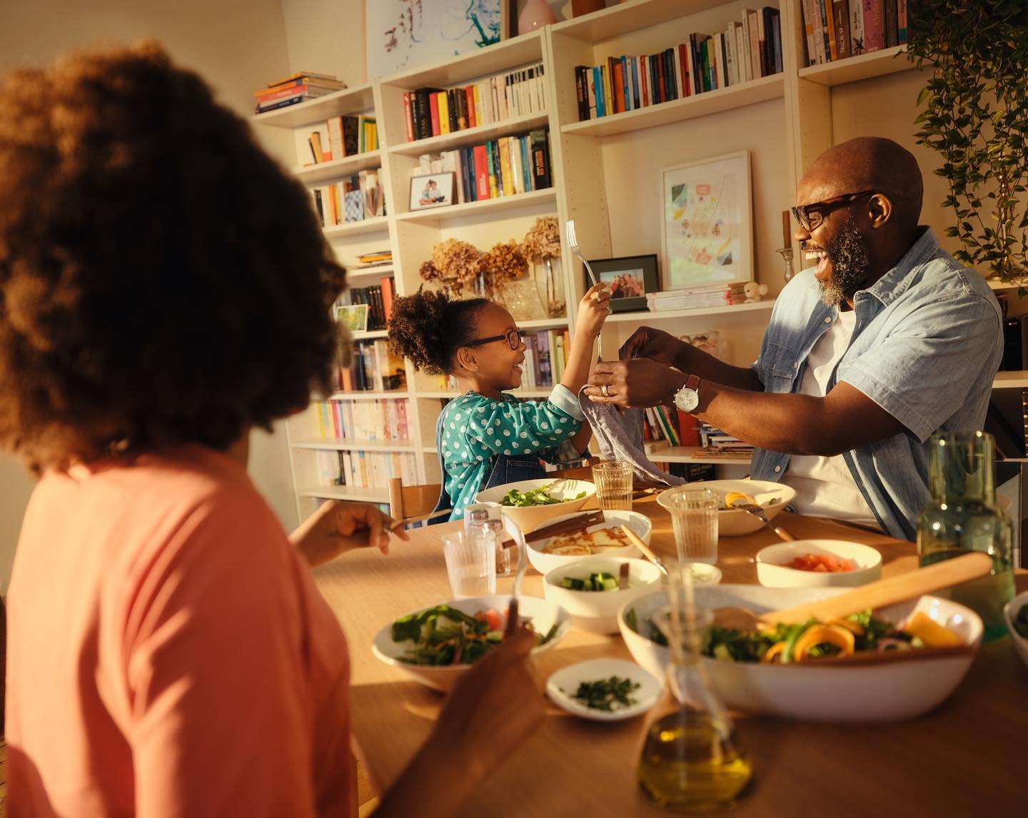 Manchmal wird auch gleich die ganze Familie mit ans Set geholt! 💚So durften NOEMI, EVE und ihr Papa JOAO vor kurzem f&uuml;r @hellofreshde vor der Kamera stehen 🍏🥬🥦

Photography: @doppelgatz c/o @upfront_photo_film 
Production, Casting &amp; Loca