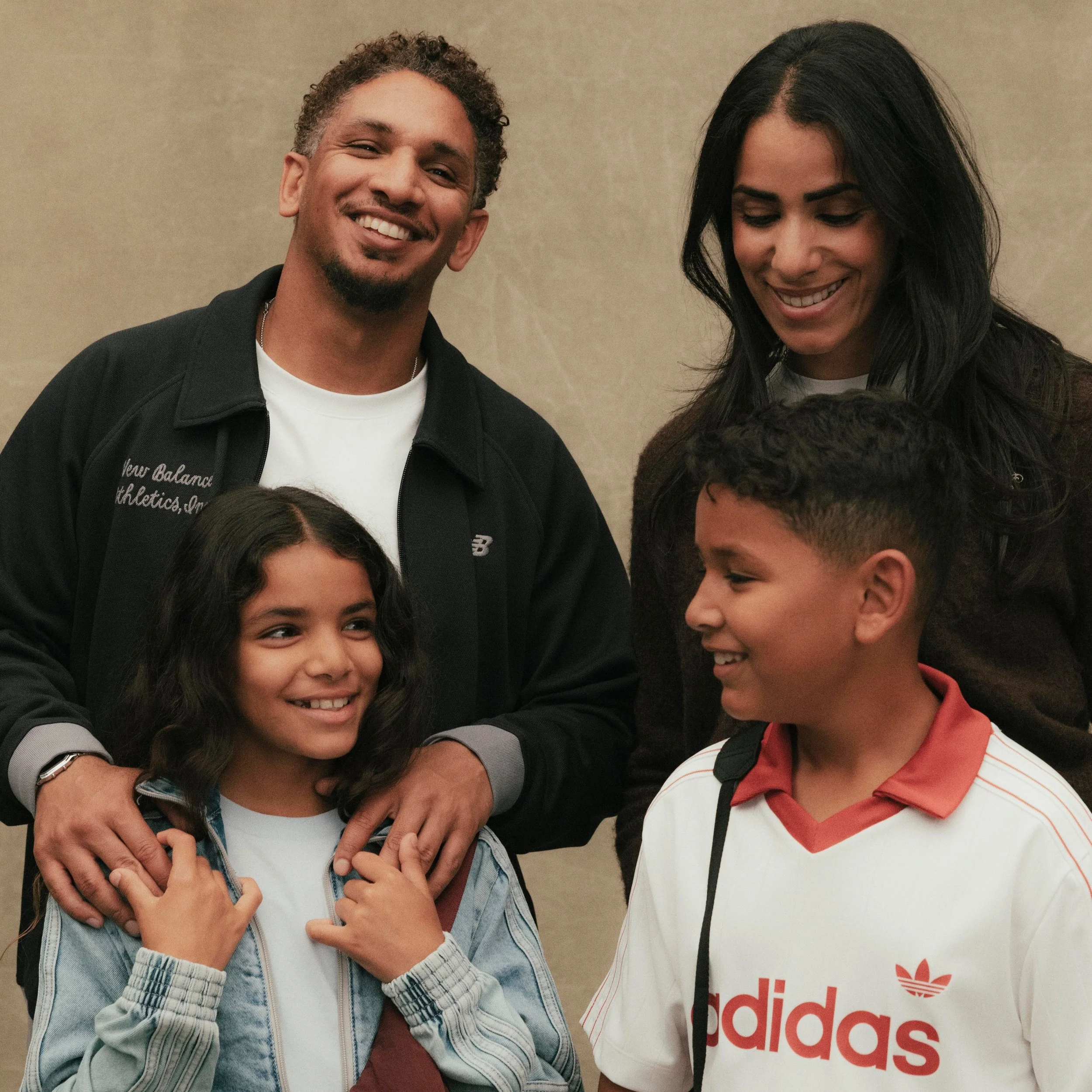 Zu unseren Models geh&ouml;ren nat&uuml;rlich auch gro&szlig;artige Eltern! 🧡

Wie sch&ouml;n also, dass @Snipes Mitte des Jahres nach echten Familien gesucht hat und die @elahmad_fam dabei f&uuml;r so tolle Momente und Bilder sorgen konnte. 📸

Pro