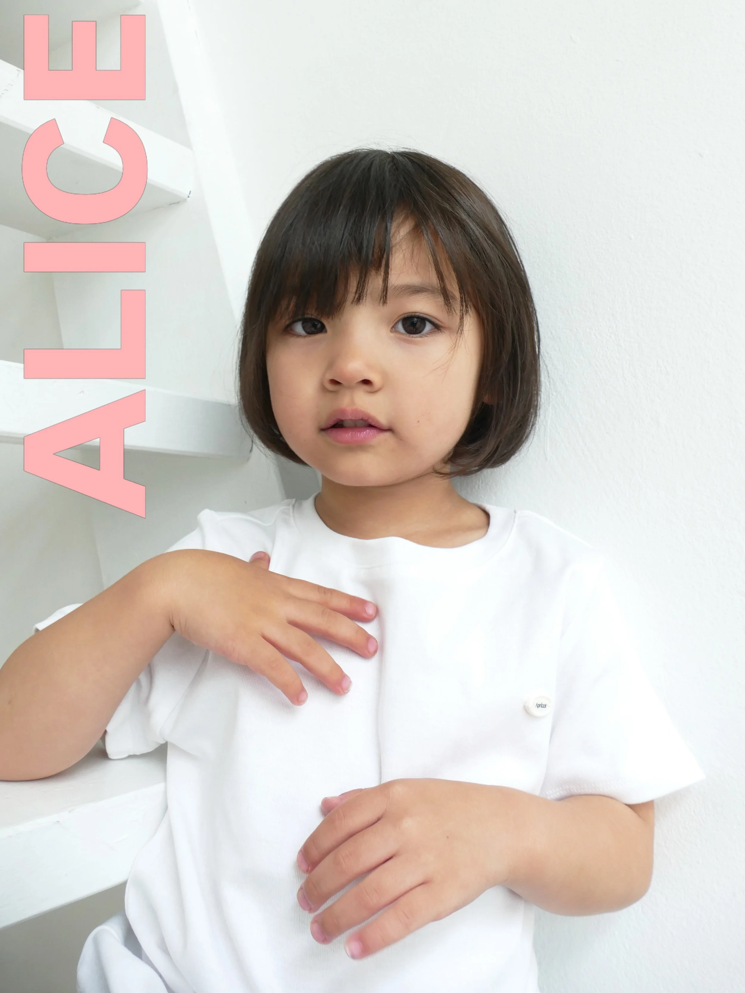 Was f&uuml;r eine tolle Energie 🤍 ALICE erf&uuml;llt den gesamten Raum und schenkte uns damit so viel Spa&szlig; beim Fotografieren!

#newpolas#aliceonset#shiningstar#freshtalent#kidsmodel#kindermodel#kidsincommercials#nextgenmodel#castingcall#shini