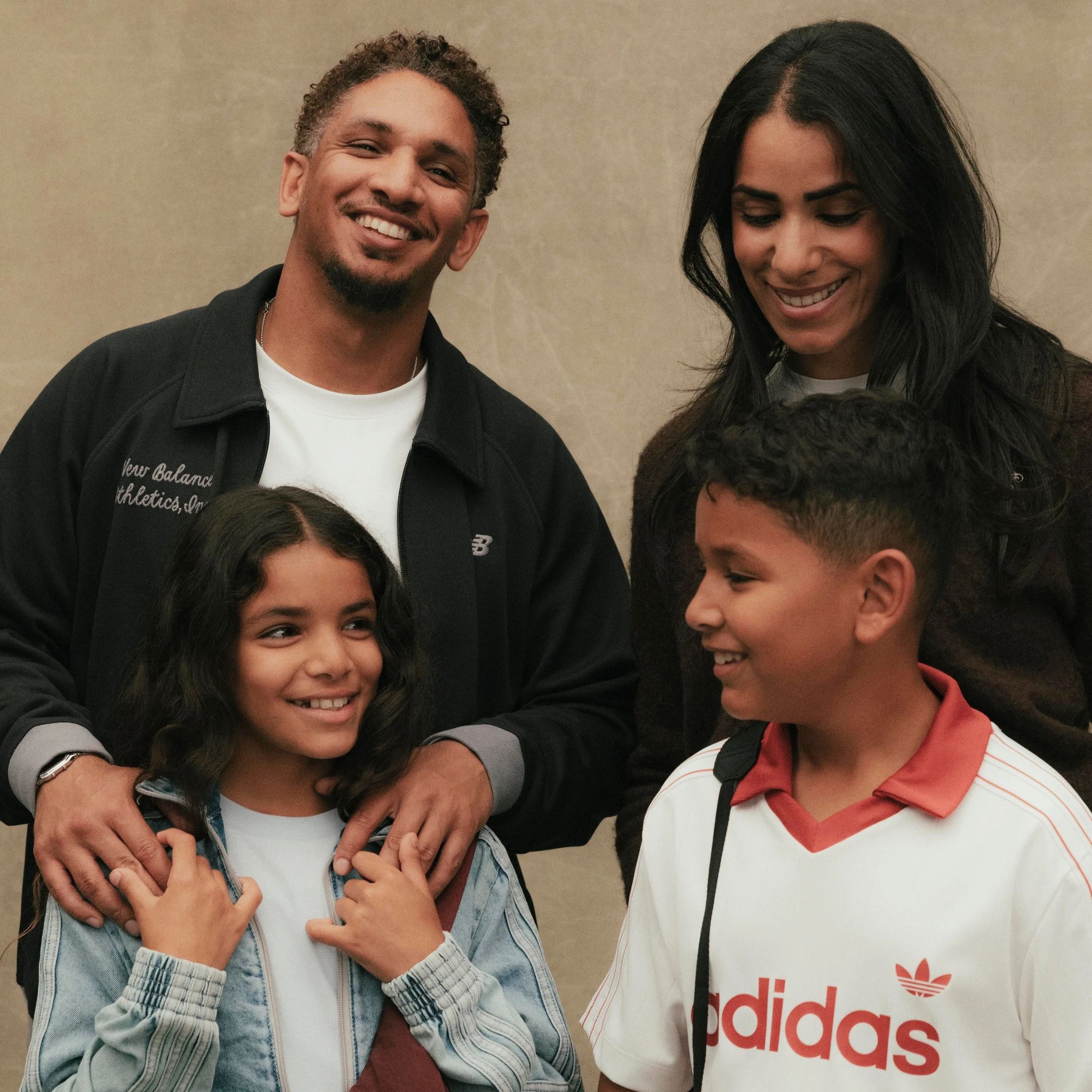 Zu unseren Models geh&ouml;ren auch wundervolle Eltern 🧡 Wie sch&ouml;n also, das @snipes Mitte diesen Jahres nach einer ganzen Familie gesucht hat und unsere @elahmad_fam f&uuml;r so tolles Bildmaterial sorgen konnte!

Produktion: saymyname GmbH @s