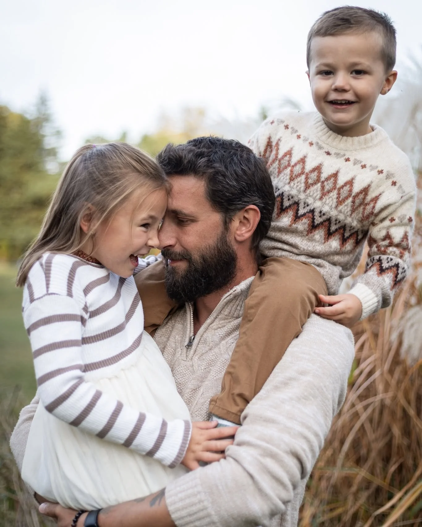 On parle souvent des s&eacute;ances &ldquo;maman &amp; moi&rdquo;, et avec raison, elles sont pleines de douceur, de tendresse, de complicit&eacute;....
Mais si on laissait aussi la place aux papas, aux beaux-papas, aux grands-papas, aux figures pate