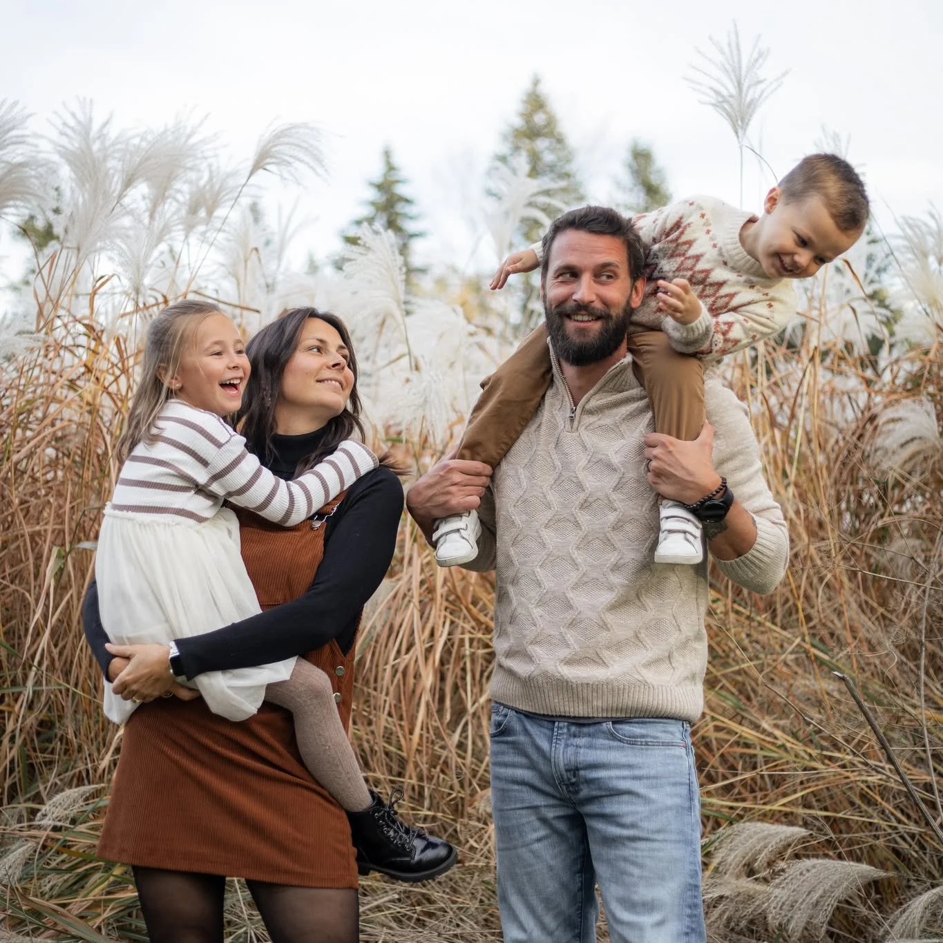 Les souvenirs de famille ne se r&eacute;sument pas aux photos floues du dimanche!

Il y a ces rires en cascade, ces petits pieds qui courent partout, l&rsquo;enfant qui grimpe sur les &eacute;paules, celui qui fait une grimace pile au bon moment.
Et 