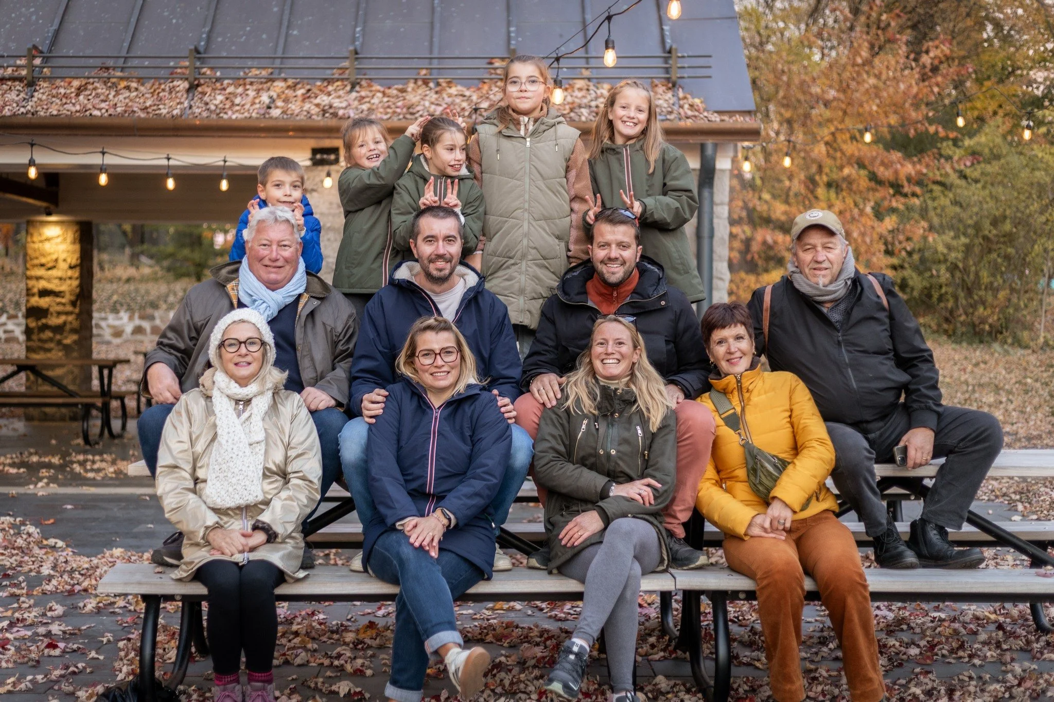 On pense souvent aux souvenirs de voyage qu&rsquo;on glisse dans une valise&hellip;
Mais parfois, les plus beaux souvenirs ne tiennent pas dans une bo&icirc;te : ils se vivent, se photographient, et se partagent.

Ce beau groupe de Fran&ccedil;ais en
