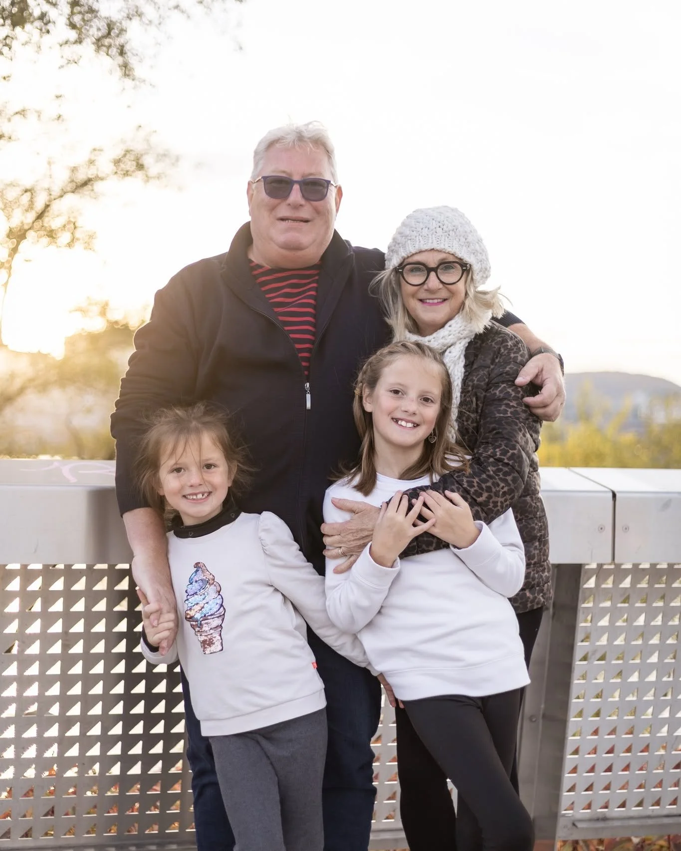 Une s&eacute;ance photo entre petits-enfants et grands-parents, c&rsquo;est plus que de belles images. C&rsquo;est un h&eacute;ritage. Un moment suspendu. Un cadeau pour maintenant, et pour plus tard.

💬 Et si c&rsquo;&eacute;tait le bon moment pour