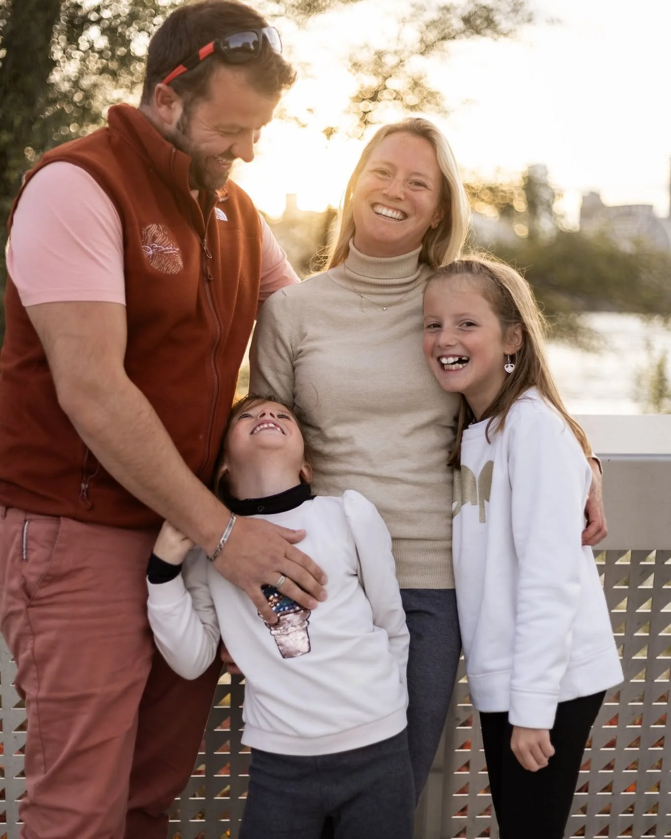 Il y a des s&eacute;ances qui ont une saveur particuli&egrave;re.
Photographier une famille, c&rsquo;est toujours un privil&egrave;ge.
Mais quand c&rsquo;est celle d&rsquo;une amie d&rsquo;enfance, c&rsquo;est encore mieux.

Cela fait presque 30 ans 