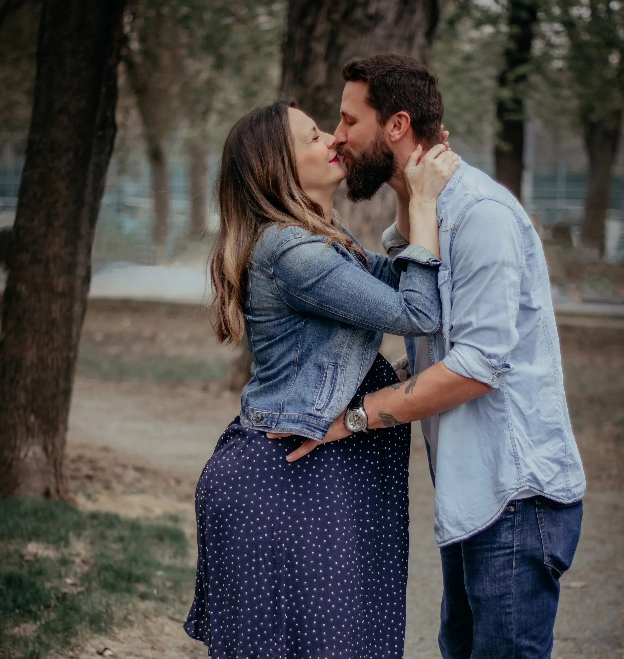 Un homme et une femme enceinte s'embrasse