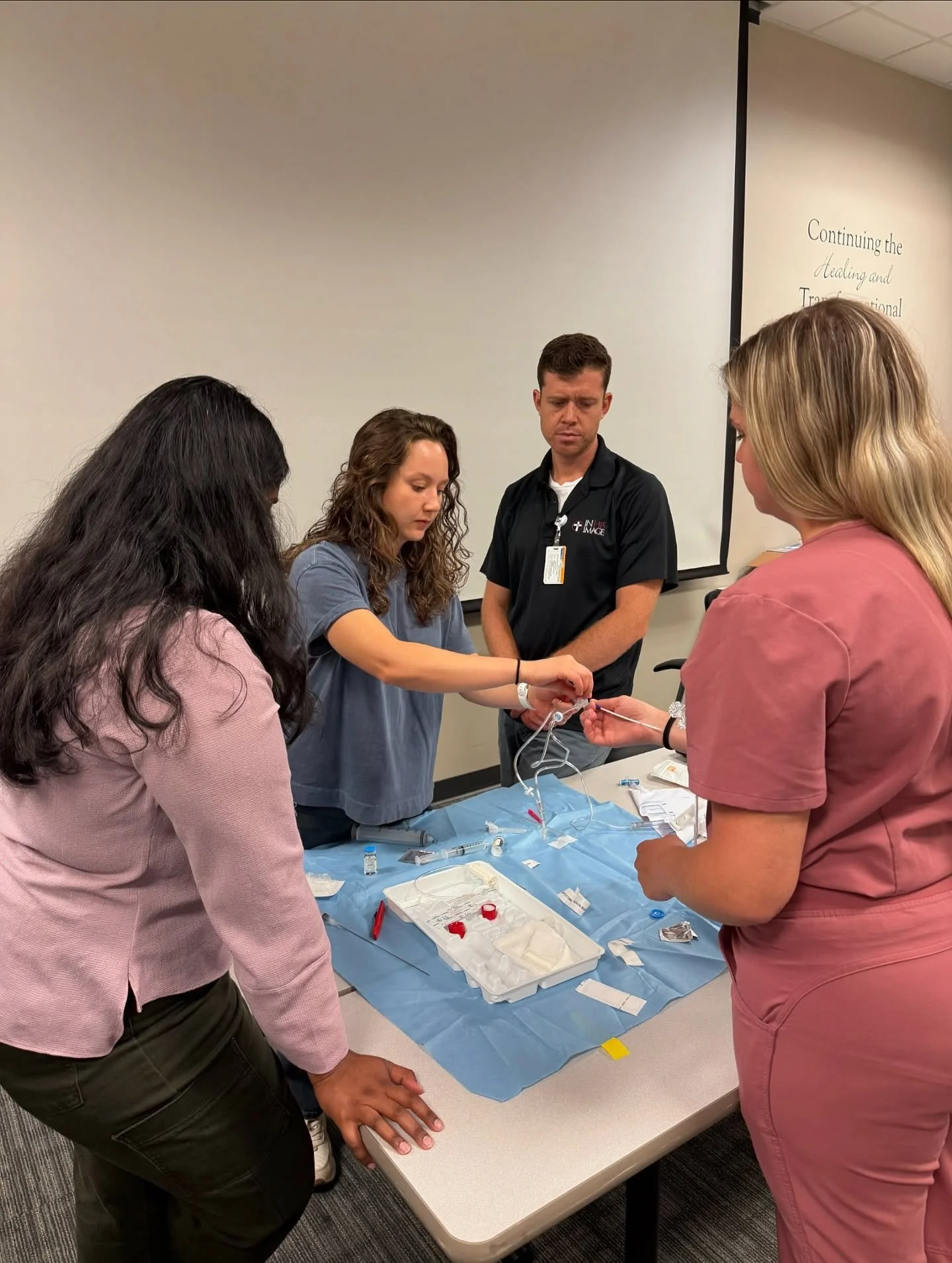 PGY2s getting hands-on training at the Inpatient Procedures workshop focusing on paracentesis, thoracentesis, and ultrasound guidance for venous access.

#pgy2 #familymedicine #familymedicineresidency #residencylife #handsontraining