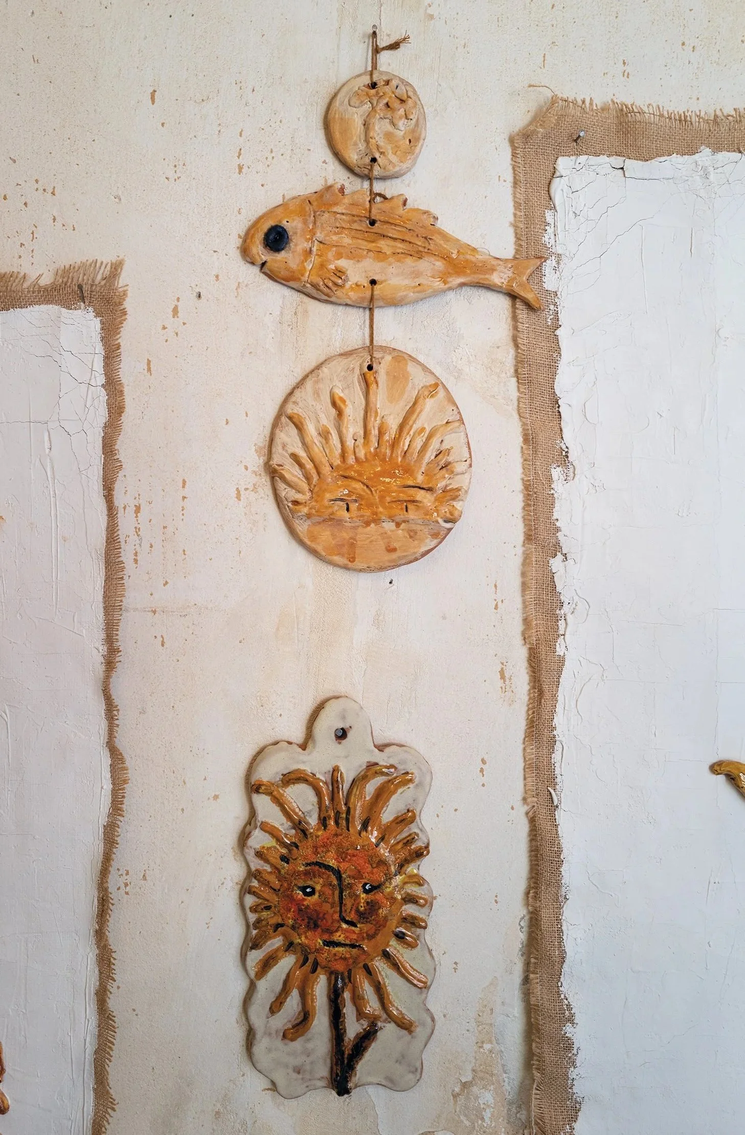 "Bord de mer-Loup" - 2025
23x18 cm
Céramique émaillée , fil de fer.
Exposition à l'Hôtel Les Bords de mer 7th Arts