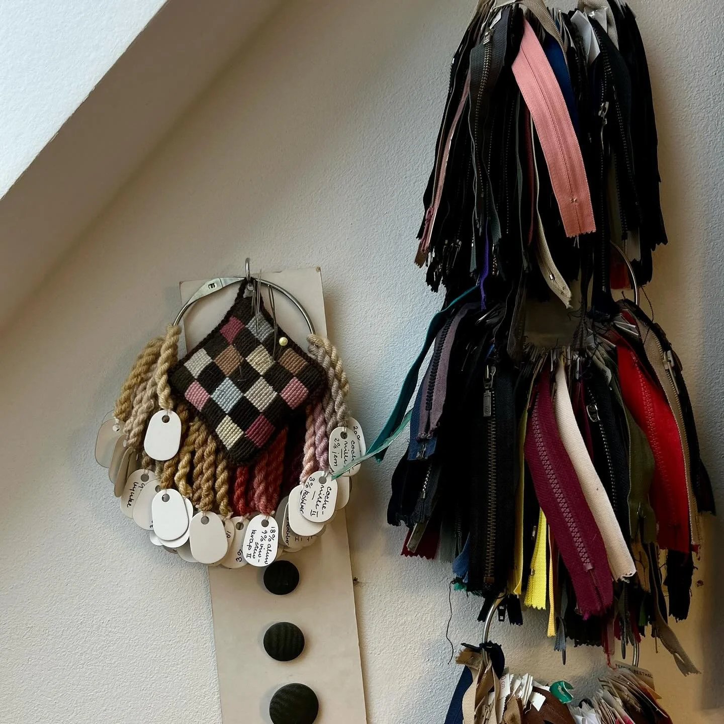 Vinter dagene bliver brugt i mit v&aelig;rksted. Her f&aring;r genbrugte materialer, et nyt liv. Elise Johst's produkter er skabt lige her🤍

-
#interi&oslash;r #boligindretning #interiordesign #interior #indretning #boliginspiration #boligmagasinet 