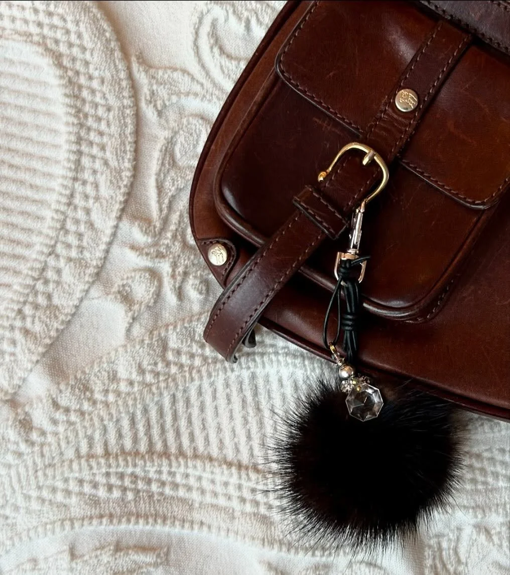 Vedh&aelig;nget af genanvendt mink, er perfekt til din ynglings taske 🤍

-
#interi&oslash;r #boligindretning #interiordesign #interior #indretning #boliginspiration #boligmagasinet #denmark #boligliv #bolig #design #interior123 #boliginteri&oslash;r