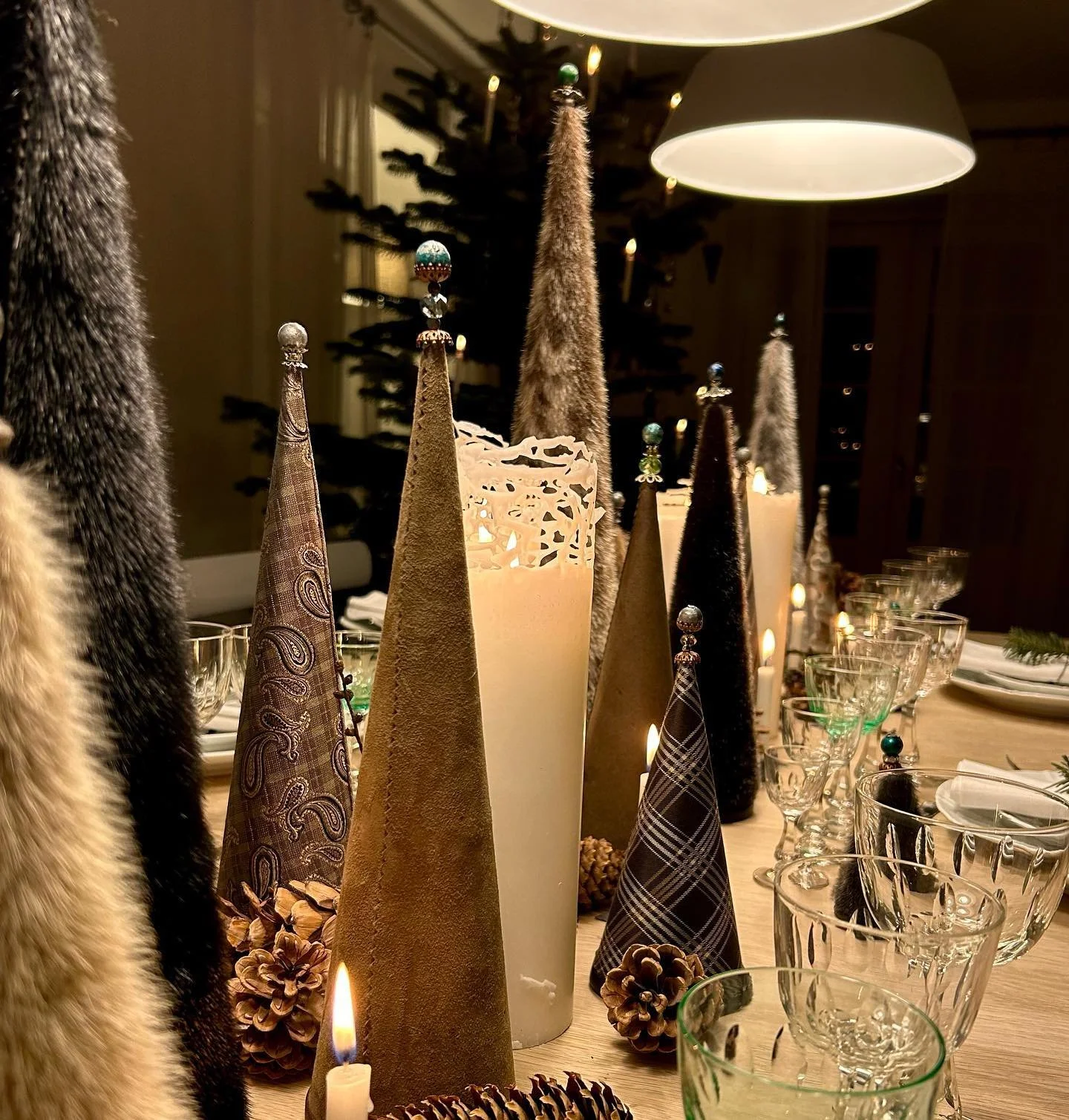 🎄Juletr&aelig;er i genanvendt s&aelig;l, skind og slips🎄

 Findes i mange st&oslash;rrelser - alle med kugler eller stjerner i toppen. Det perfekte nordiske julebord med omtanke. 

 #interior #handmade #smallbusiness #supportsmallbusiness  #memorie