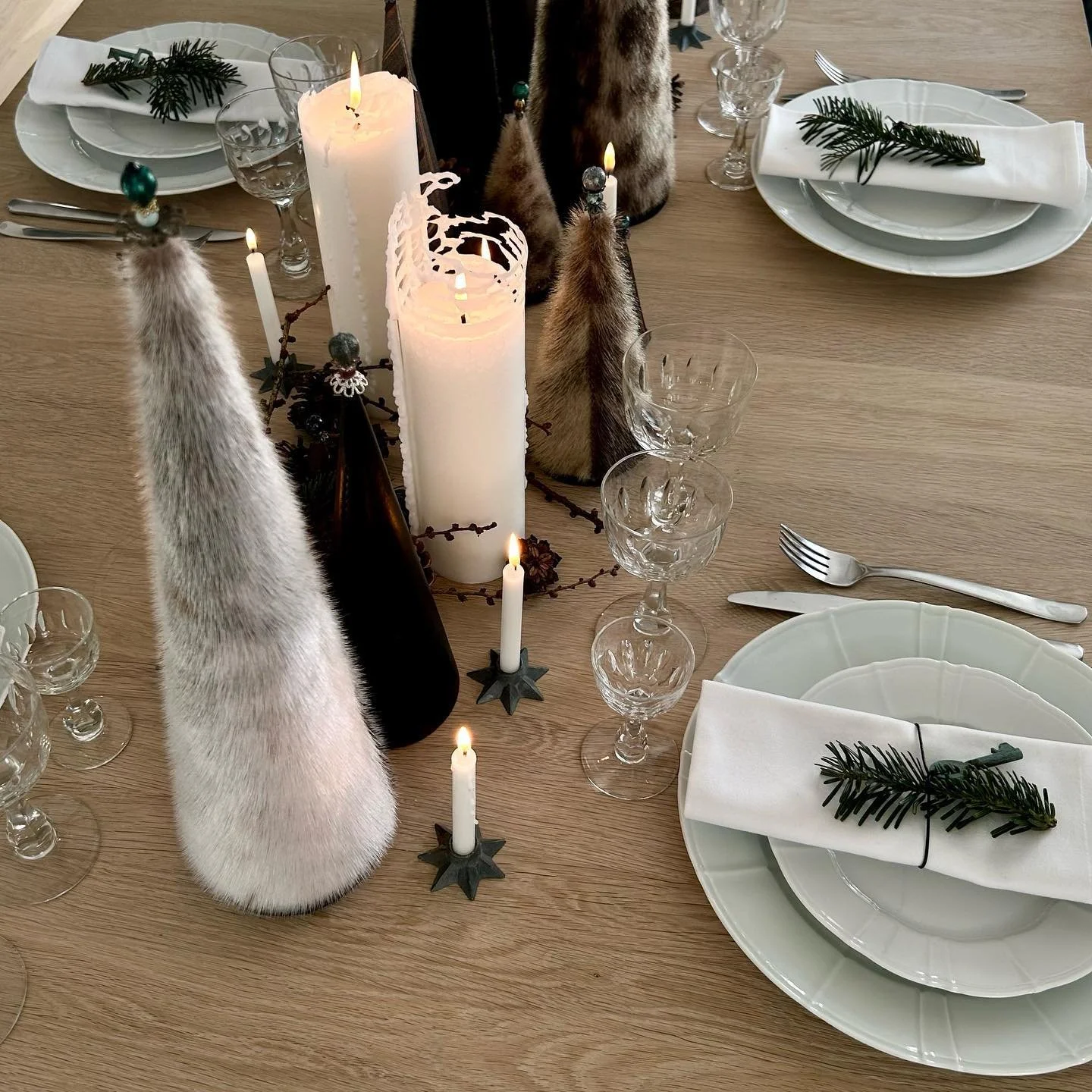 Gl. n&oslash;gler i l&aelig;dersn&oslash;rre. Juletr&aelig;er i genanvendt s&aelig;l, skind og slips, i mange st&oslash;rrelser - alle med kugler eller stjerner i toppen. Det perfekte nordiske julebord med omtanke🤍

Du finder det p&aring; Dejrupvej 