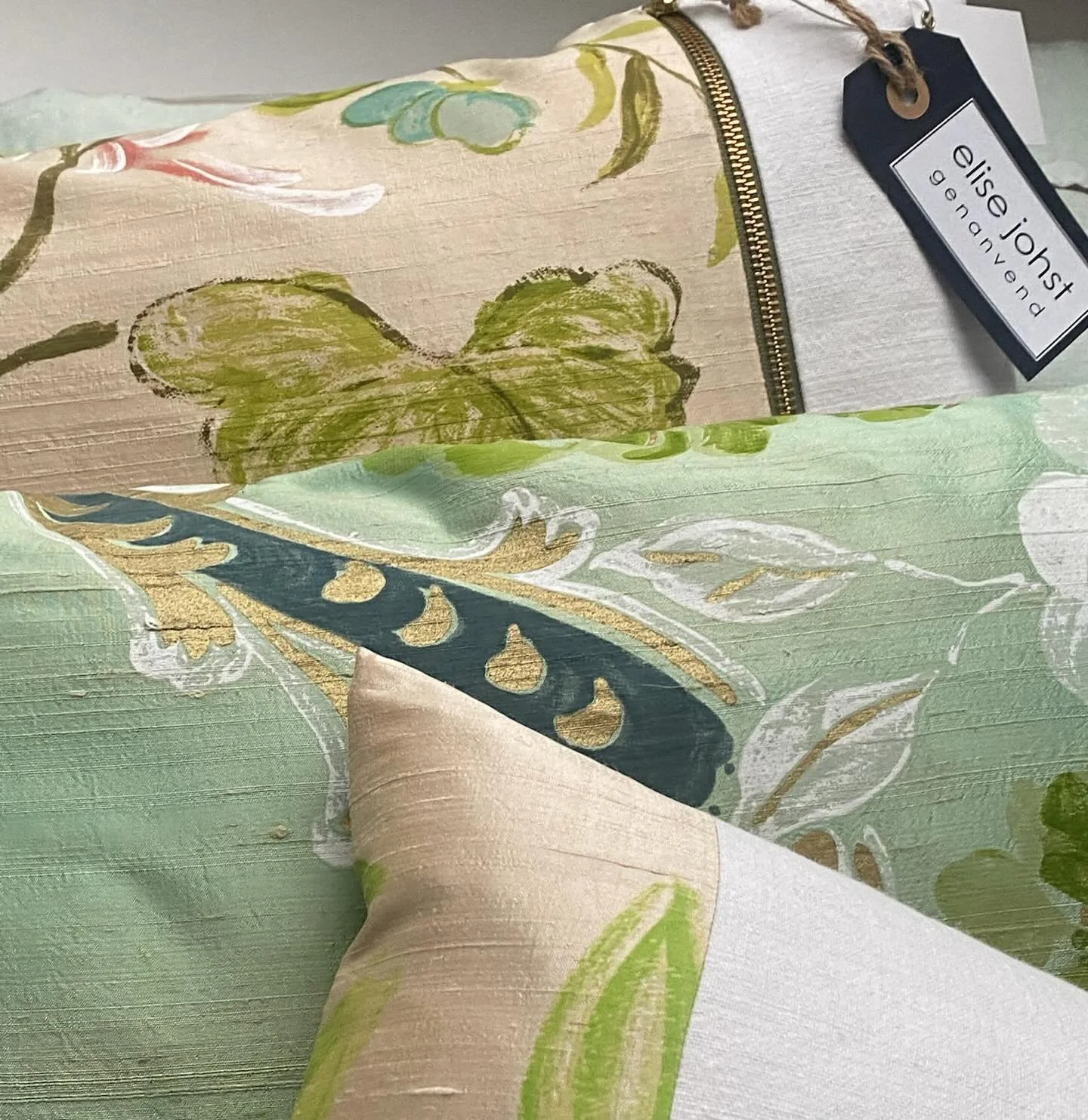 Unika puder af r&aring;silke fra DESIGNERS GUILD og h&aring;ndv&aelig;vet h&oslash;r

#danskdesign #kunsthåndv&aelig;rk #håndlavetafgenbrug
#genbrugskunst #upcycleddesign #upcyclingideas
#håndlavetmedkaerlighed #b&aelig;redygtigtdesign #zeroWasteD